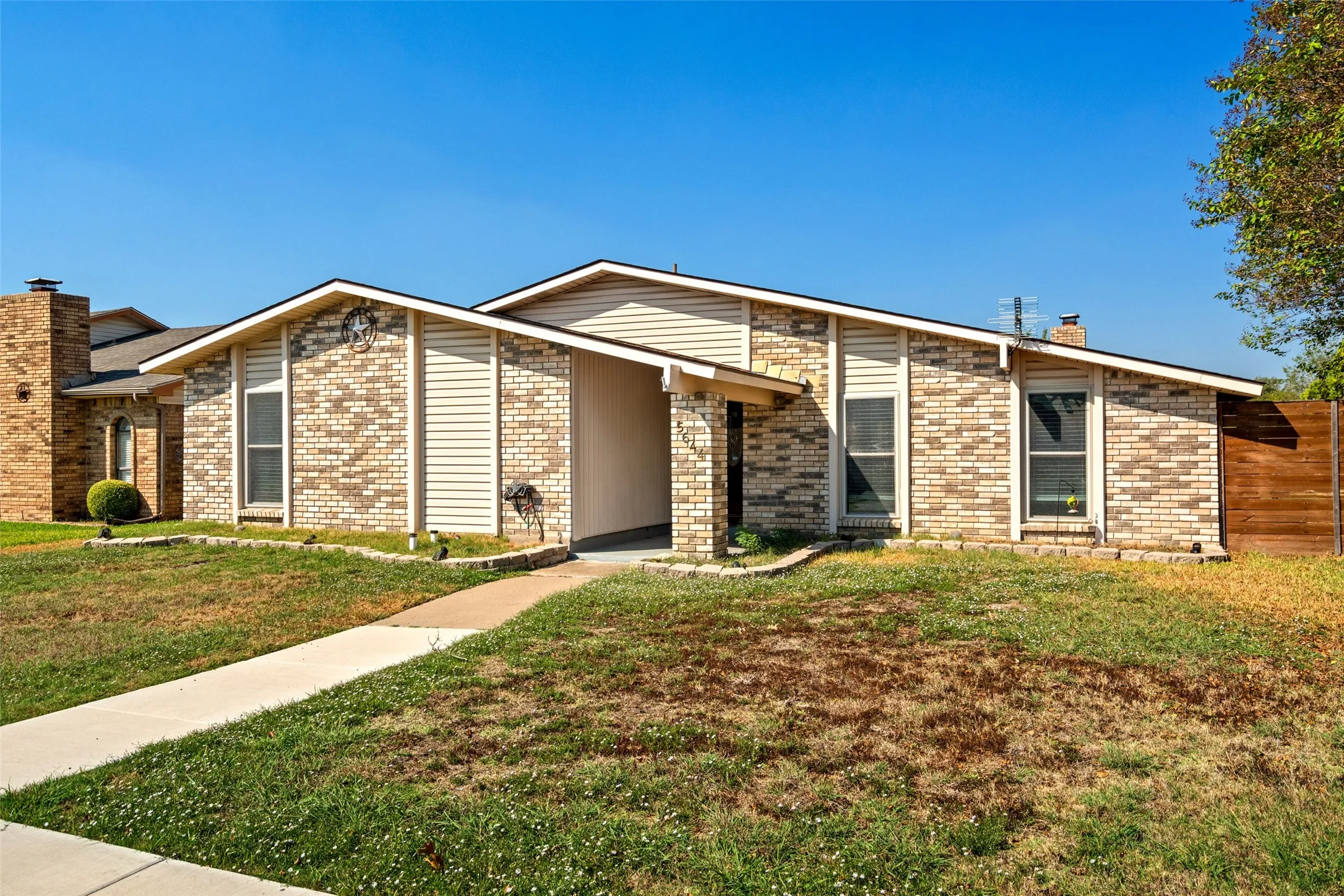 Single Family Residence For Sale in Denton County , 5644 Twitty Street, The Colony, Texas 75056, 3 Bedroom, 2 Bathroom, 2 Garage spaces, 1,946 Sqft, built in 1983, mls#21410637, Real Estate Agent in The Colony, Homes For Sale in Denton county, Homes For Sale in The Colony, Realtor in The Colony Texas, Real Estate Brokerage Independent Realty Texas, Luminita Cordes Realtor