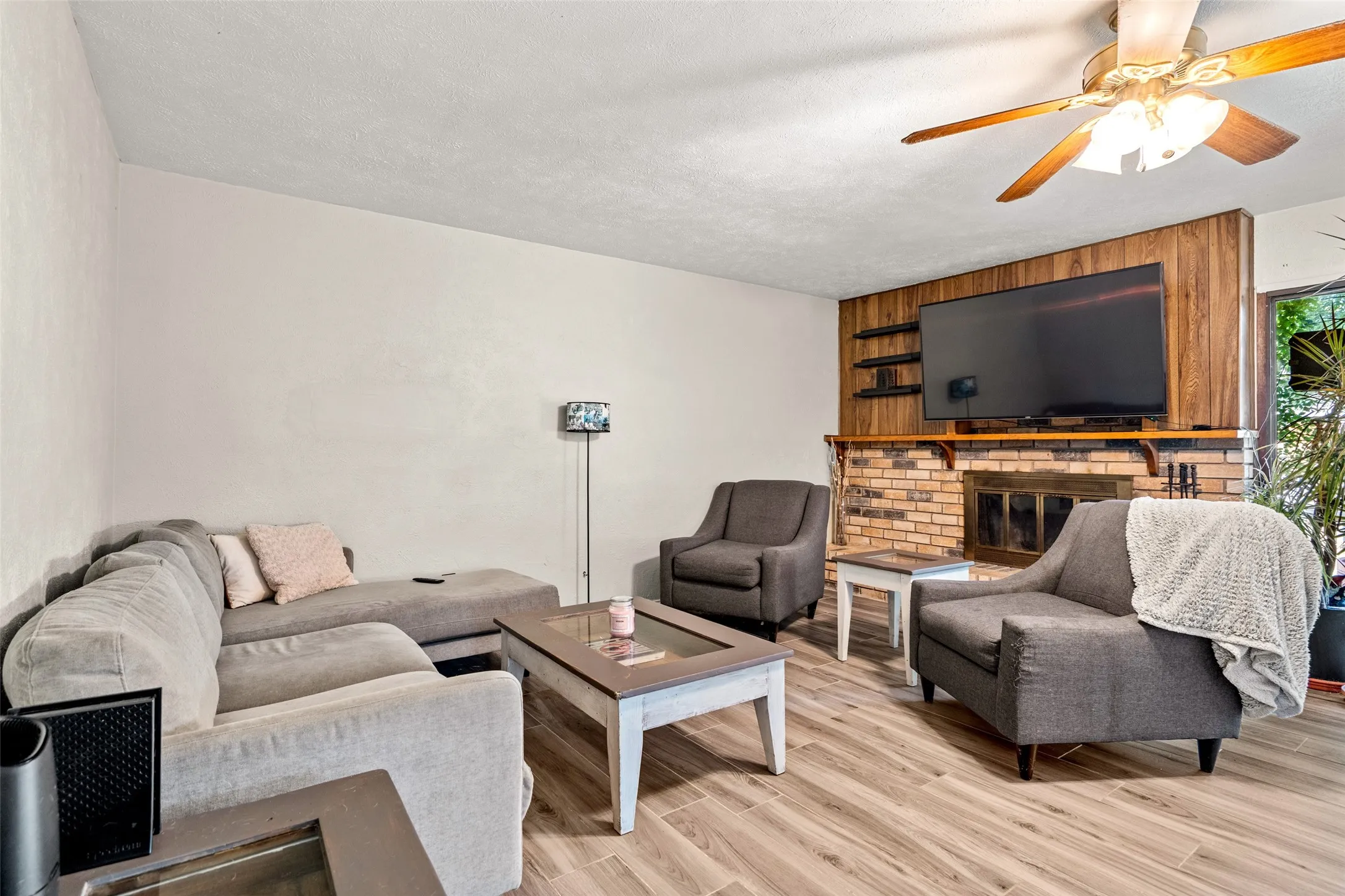 Single Family Residence For Sale in Denton County , 5644 Twitty Street, The Colony, Texas 75056, 3 Bedroom, 2 Bathroom, 2 Garage spaces, 1,946 Sqft, built in 1983, mls#21410637, Real Estate Agent in The Colony, Homes For Sale in Denton county, Homes For Sale in The Colony, Realtor in The Colony Texas, Real Estate Brokerage Independent Realty Texas, Luminita Cordes Realtor