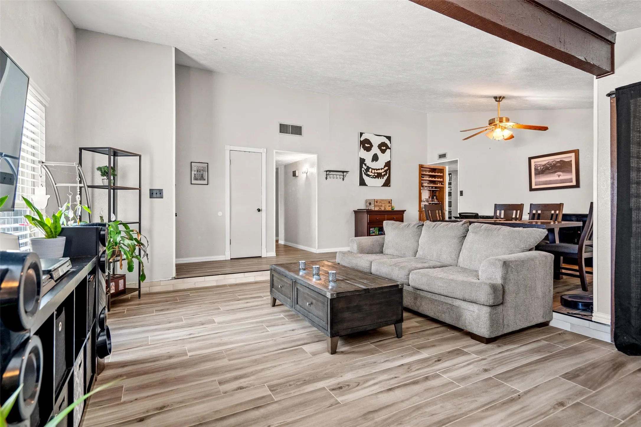 Single Family Residence For Sale in Denton County , 5644 Twitty Street, The Colony, Texas 75056, 3 Bedroom, 2 Bathroom, 2 Garage spaces, 1,946 Sqft, built in 1983, mls#21410637, Real Estate Agent in The Colony, Homes For Sale in Denton county, Homes For Sale in The Colony, Realtor in The Colony Texas, Real Estate Brokerage Independent Realty Texas, Luminita Cordes Realtor
