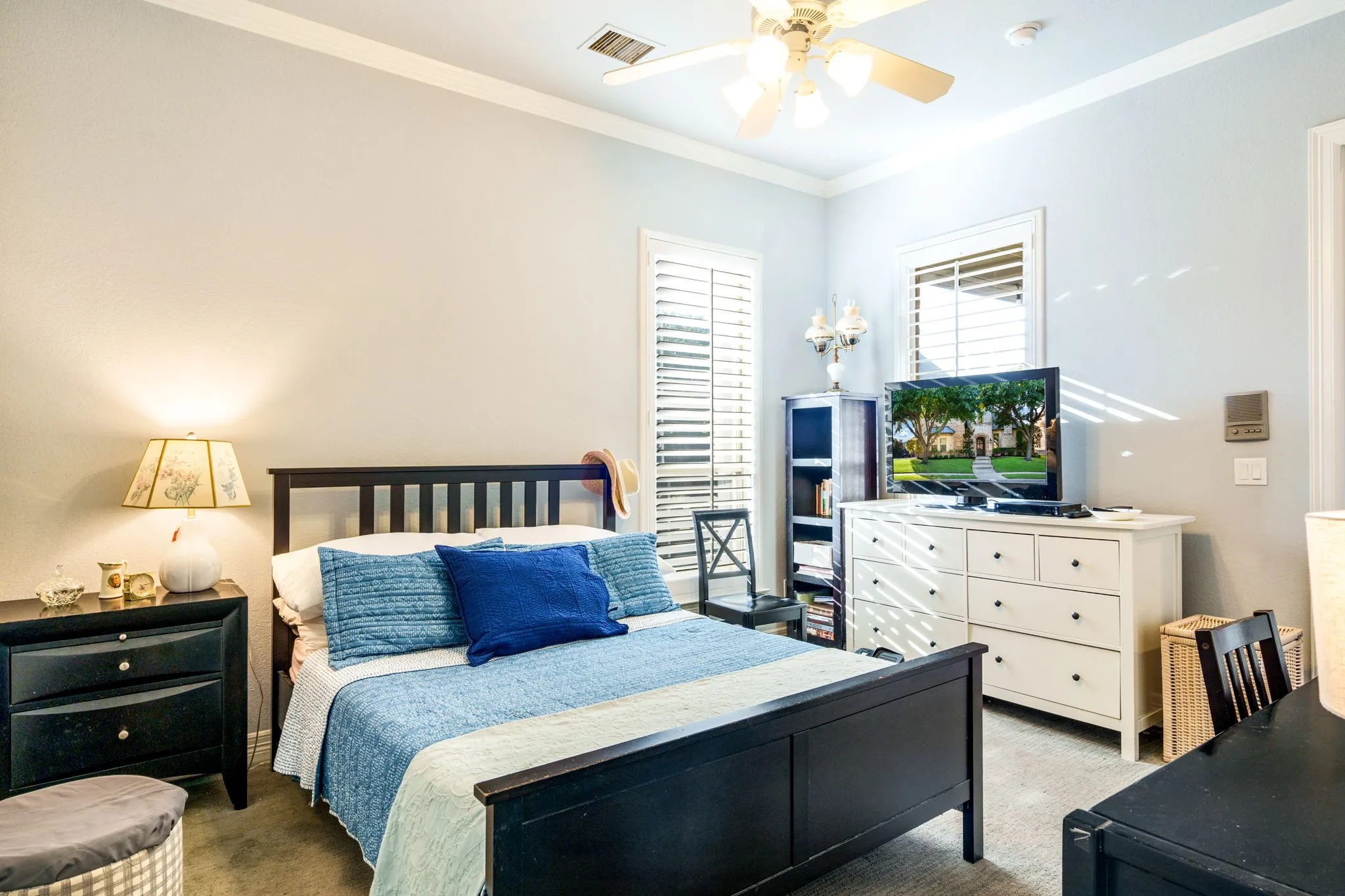 Downstairs guest bedroom with bathroom
