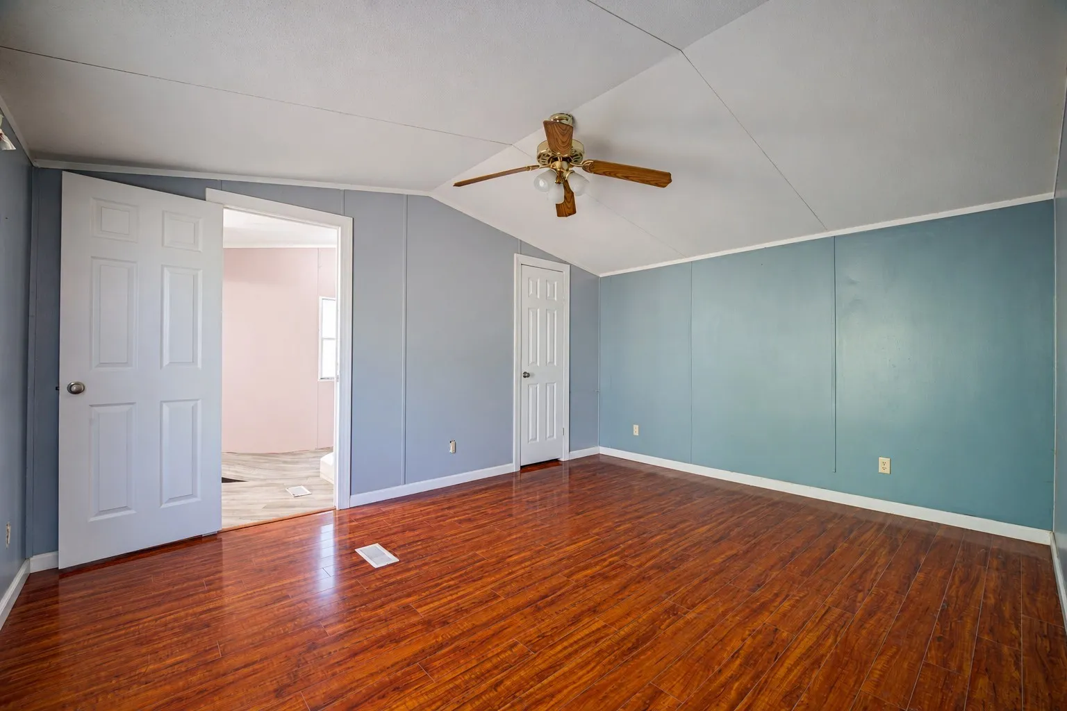 Manufactured Home For Sale in Henderson County , 103 Cedar Ridge Drive, Eustace, Texas 75124, 3 Bedroom, 2 Bathroom, Garage spaces, 1,216 Sqft, built in 0, mls#21407912, Real Estate Agent in Eustace, Homes For Sale in Henderson county, Homes For Sale in Eustace, Realtor in Eustace Texas, Real Estate Brokerage Independent Realty Texas, Luminita Cordes Realtor