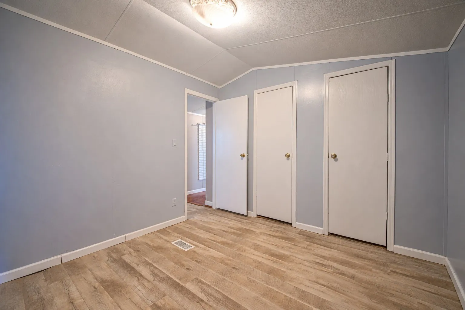 Manufactured Home For Sale in Henderson County , 103 Cedar Ridge Drive, Eustace, Texas 75124, 3 Bedroom, 2 Bathroom, Garage spaces, 1,216 Sqft, built in 0, mls#21407912, Real Estate Agent in Eustace, Homes For Sale in Henderson county, Homes For Sale in Eustace, Realtor in Eustace Texas, Real Estate Brokerage Independent Realty Texas, Luminita Cordes Realtor