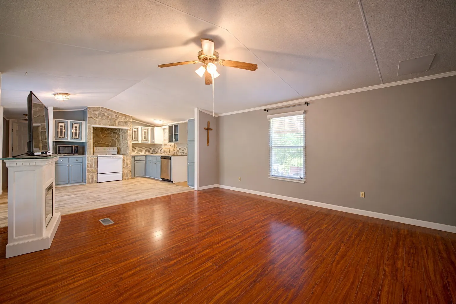 Manufactured Home For Sale in Henderson County , 103 Cedar Ridge Drive, Eustace, Texas 75124, 3 Bedroom, 2 Bathroom, Garage spaces, 1,216 Sqft, built in 0, mls#21407912, Real Estate Agent in Eustace, Homes For Sale in Henderson county, Homes For Sale in Eustace, Realtor in Eustace Texas, Real Estate Brokerage Independent Realty Texas, Luminita Cordes Realtor