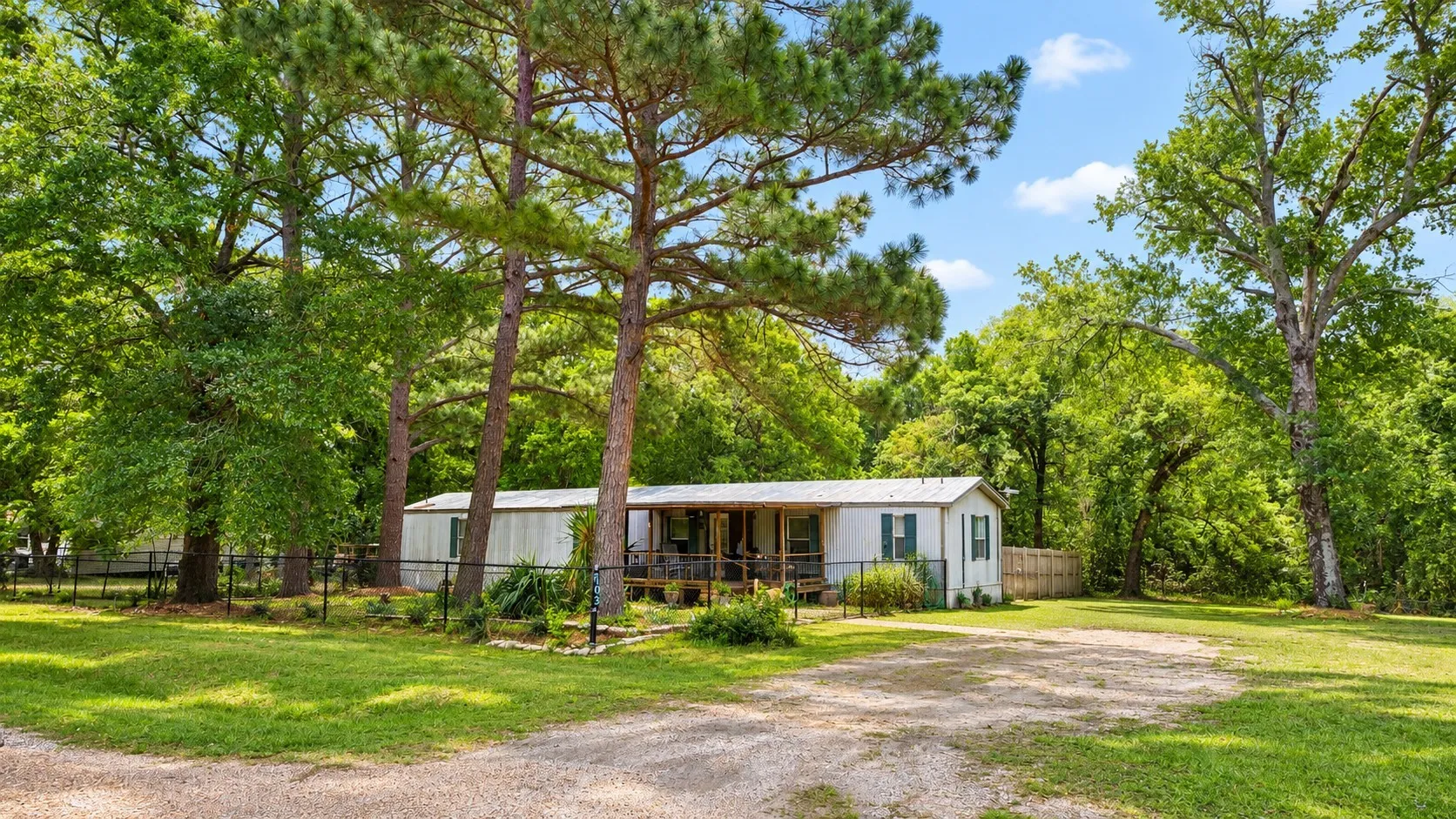 Manufactured Home For Sale in Henderson County , 103 Cedar Ridge Drive, Eustace, Texas 75124, 3 Bedroom, 2 Bathroom, Garage spaces, 1,216 Sqft, built in 0, mls#21407912, Real Estate Agent in Eustace, Homes For Sale in Henderson county, Homes For Sale in Eustace, Realtor in Eustace Texas, Real Estate Brokerage Independent Realty Texas, Luminita Cordes Realtor