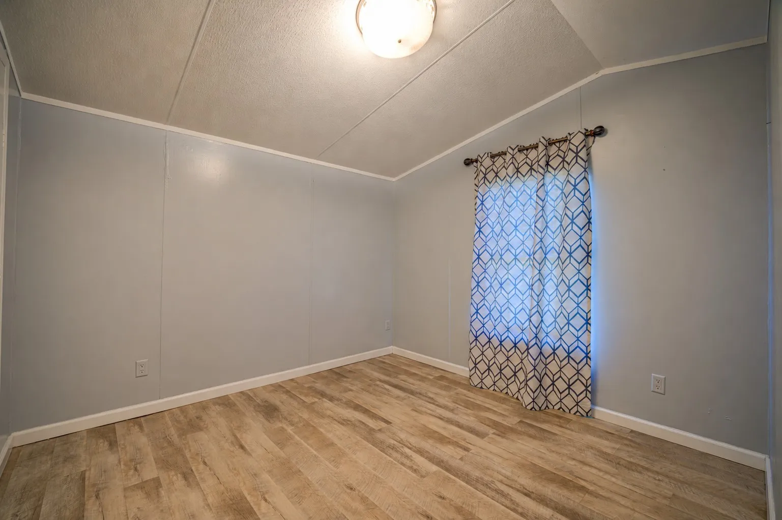 Manufactured Home For Sale in Henderson County , 103 Cedar Ridge Drive, Eustace, Texas 75124, 3 Bedroom, 2 Bathroom, Garage spaces, 1,216 Sqft, built in 0, mls#21407912, Real Estate Agent in Eustace, Homes For Sale in Henderson county, Homes For Sale in Eustace, Realtor in Eustace Texas, Real Estate Brokerage Independent Realty Texas, Luminita Cordes Realtor