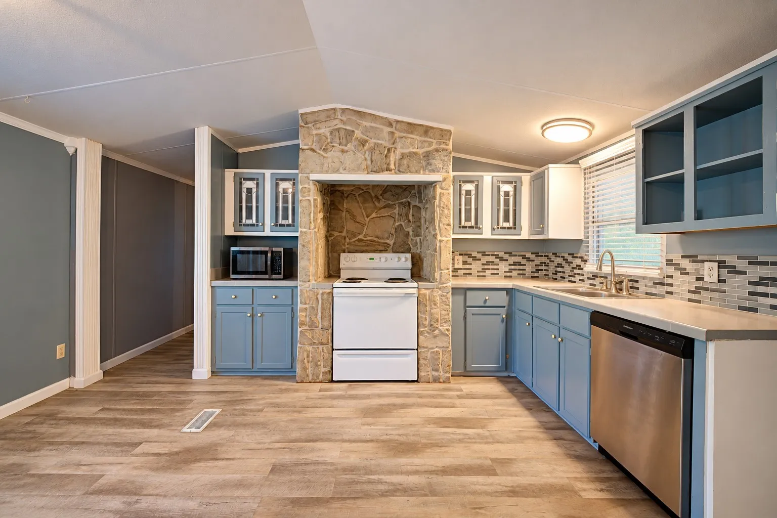 Manufactured Home For Sale in Henderson County , 103 Cedar Ridge Drive, Eustace, Texas 75124, 3 Bedroom, 2 Bathroom, Garage spaces, 1,216 Sqft, built in 0, mls#21407912, Real Estate Agent in Eustace, Homes For Sale in Henderson county, Homes For Sale in Eustace, Realtor in Eustace Texas, Real Estate Brokerage Independent Realty Texas, Luminita Cordes Realtor