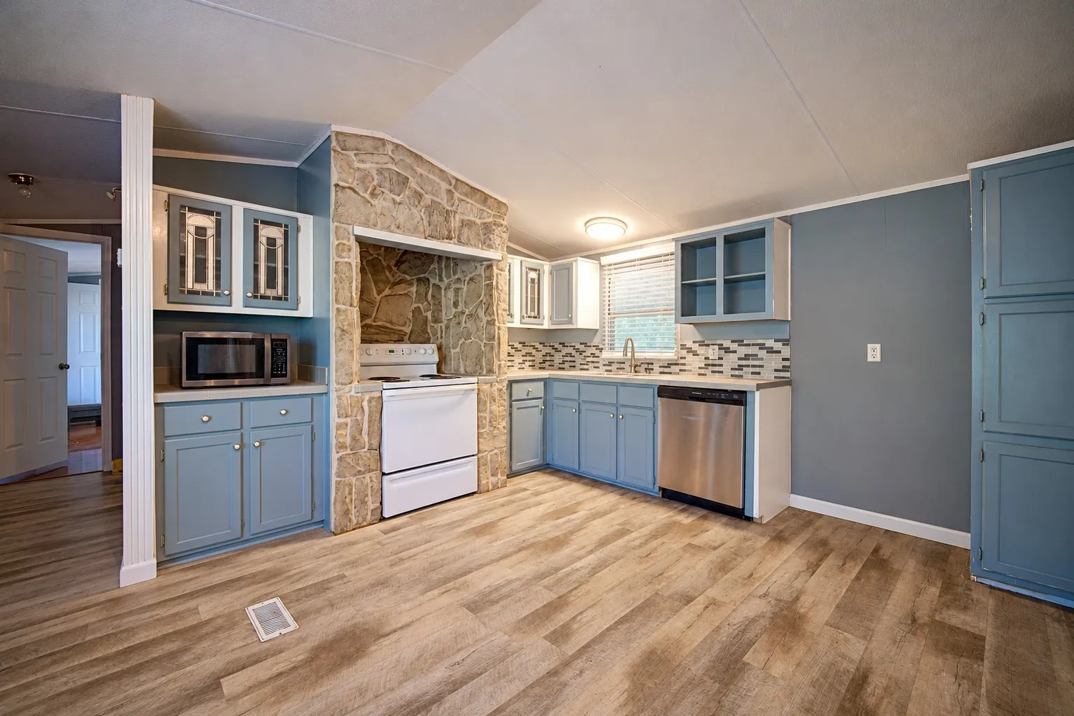Manufactured Home For Sale in Henderson County , 103 Cedar Ridge Drive, Eustace, Texas 75124, 3 Bedroom, 2 Bathroom, Garage spaces, 1,216 Sqft, built in 0, mls#21407912, Real Estate Agent in Eustace, Homes For Sale in Henderson county, Homes For Sale in Eustace, Realtor in Eustace Texas, Real Estate Brokerage Independent Realty Texas, Luminita Cordes Realtor