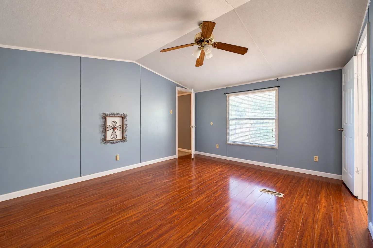 Manufactured Home For Sale in Henderson County , 103 Cedar Ridge Drive, Eustace, Texas 75124, 3 Bedroom, 2 Bathroom, Garage spaces, 1,216 Sqft, built in 0, mls#21407912, Real Estate Agent in Eustace, Homes For Sale in Henderson county, Homes For Sale in Eustace, Realtor in Eustace Texas, Real Estate Brokerage Independent Realty Texas, Luminita Cordes Realtor