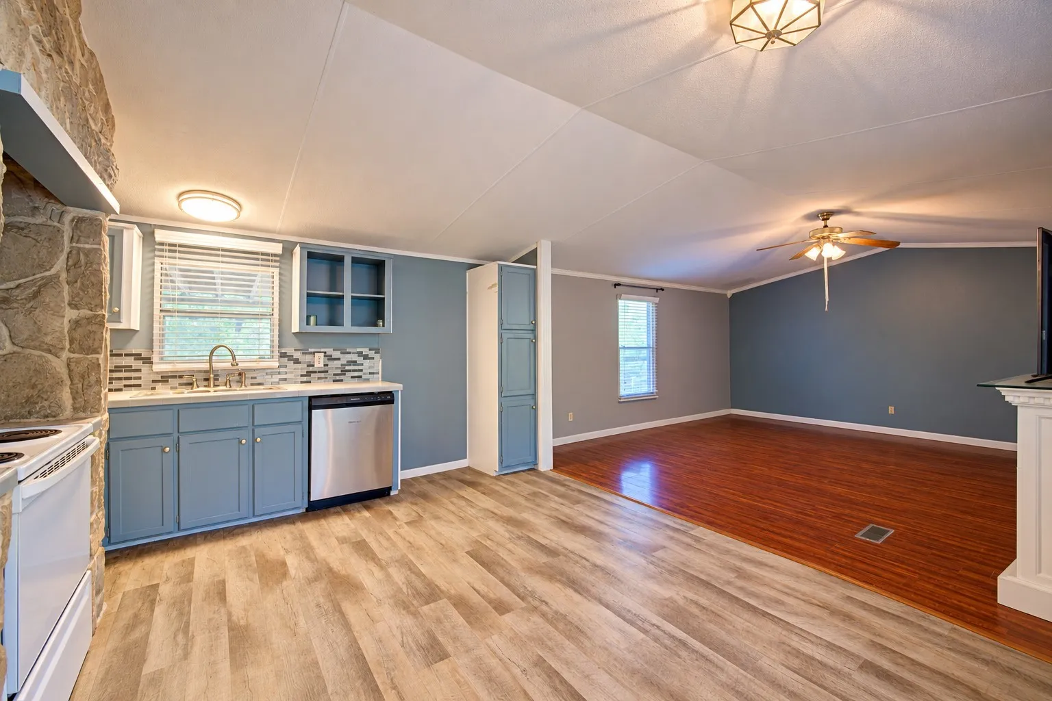 Manufactured Home For Sale in Henderson County , 103 Cedar Ridge Drive, Eustace, Texas 75124, 3 Bedroom, 2 Bathroom, Garage spaces, 1,216 Sqft, built in 0, mls#21407912, Real Estate Agent in Eustace, Homes For Sale in Henderson county, Homes For Sale in Eustace, Realtor in Eustace Texas, Real Estate Brokerage Independent Realty Texas, Luminita Cordes Realtor