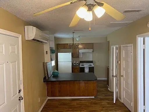 Single Family Residence For Rent in Ellis County , 318 Overlook Drive, Midlothian, Texas 76065, 1 Bedroom, 1 Bathroom, Garage spaces, 468 Sqft, built in 1960, mls#21411424, Real Estate Agent in Midlothian, Homes For Rent in Ellis county, Homes For Rent in Midlothian, Realtor in Midlothian Texas, Real Estate Brokerage Independent Realty Texas, Luminita Cordes Realtor