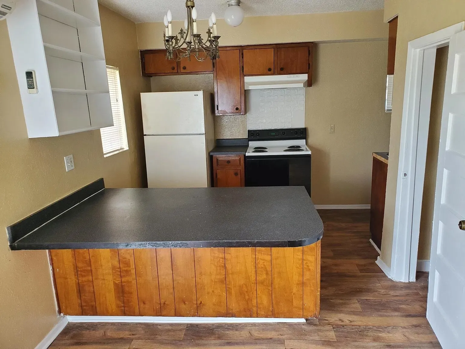 Single Family Residence For Rent in Ellis County , 318 Overlook Drive, Midlothian, Texas 76065, 1 Bedroom, 1 Bathroom, Garage spaces, 468 Sqft, built in 1960, mls#21411424, Real Estate Agent in Midlothian, Homes For Rent in Ellis county, Homes For Rent in Midlothian, Realtor in Midlothian Texas, Real Estate Brokerage Independent Realty Texas, Luminita Cordes Realtor