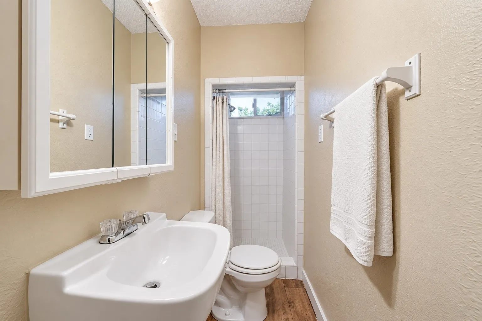 Single Family Residence For Rent in Ellis County , 318 Overlook Drive, Midlothian, Texas 76065, 1 Bedroom, 1 Bathroom, Garage spaces, 468 Sqft, built in 1960, mls#21411424, Real Estate Agent in Midlothian, Homes For Rent in Ellis county, Homes For Rent in Midlothian, Realtor in Midlothian Texas, Real Estate Brokerage Independent Realty Texas, Luminita Cordes Realtor