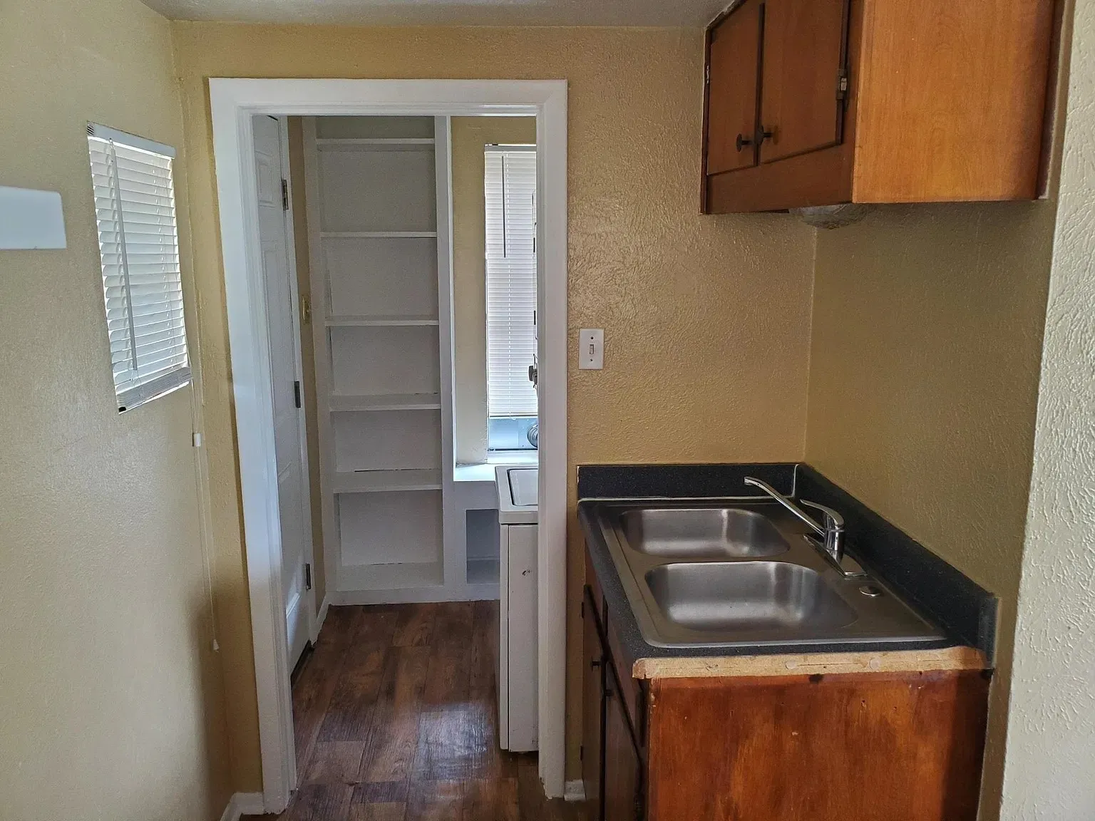 Single Family Residence For Rent in Ellis County , 318 Overlook Drive, Midlothian, Texas 76065, 1 Bedroom, 1 Bathroom, Garage spaces, 468 Sqft, built in 1960, mls#21411424, Real Estate Agent in Midlothian, Homes For Rent in Ellis county, Homes For Rent in Midlothian, Realtor in Midlothian Texas, Real Estate Brokerage Independent Realty Texas, Luminita Cordes Realtor