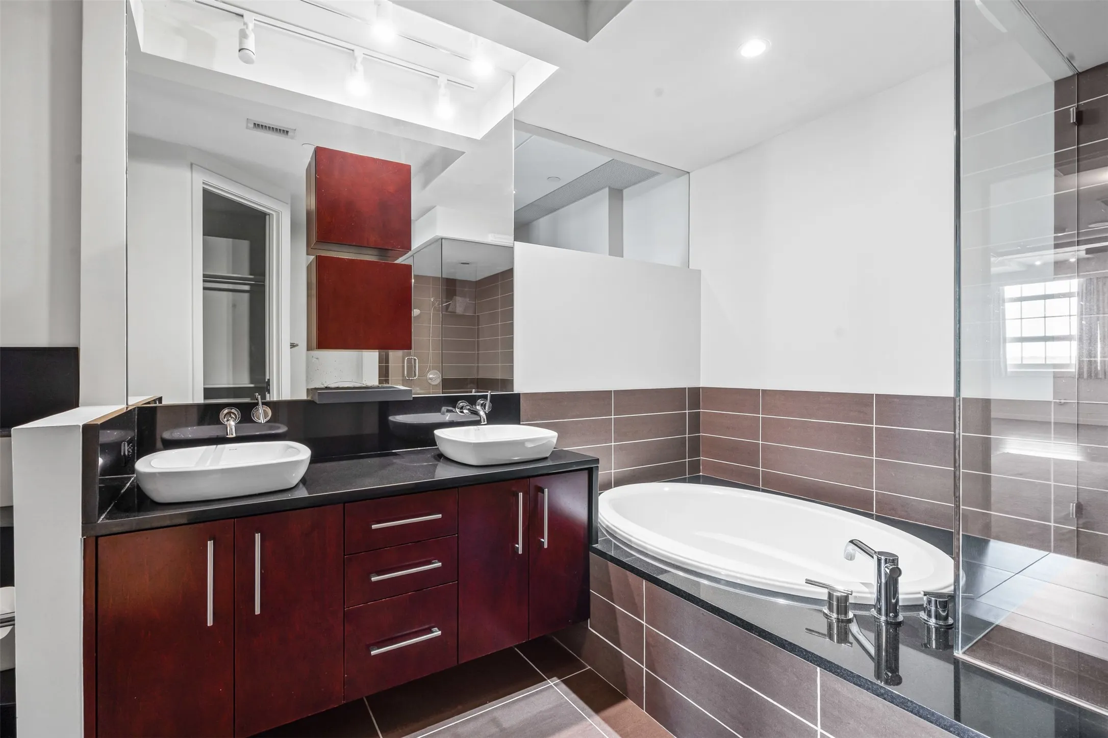 Condominium For Sale in Tarrant County , 2600 W 7th Street 1535, Fort Worth, Texas 76107, 1 Bedroom, 1 Bathroom, 1 Garage spaces, 946 Sqft, built in 1928, mls#21410774, Real Estate Agent in Fort Worth, Homes For Sale in Tarrant county, Homes For Sale in Fort Worth, Realtor in Fort Worth Texas, Real Estate Brokerage Independent Realty Texas, Luminita Cordes Realtor