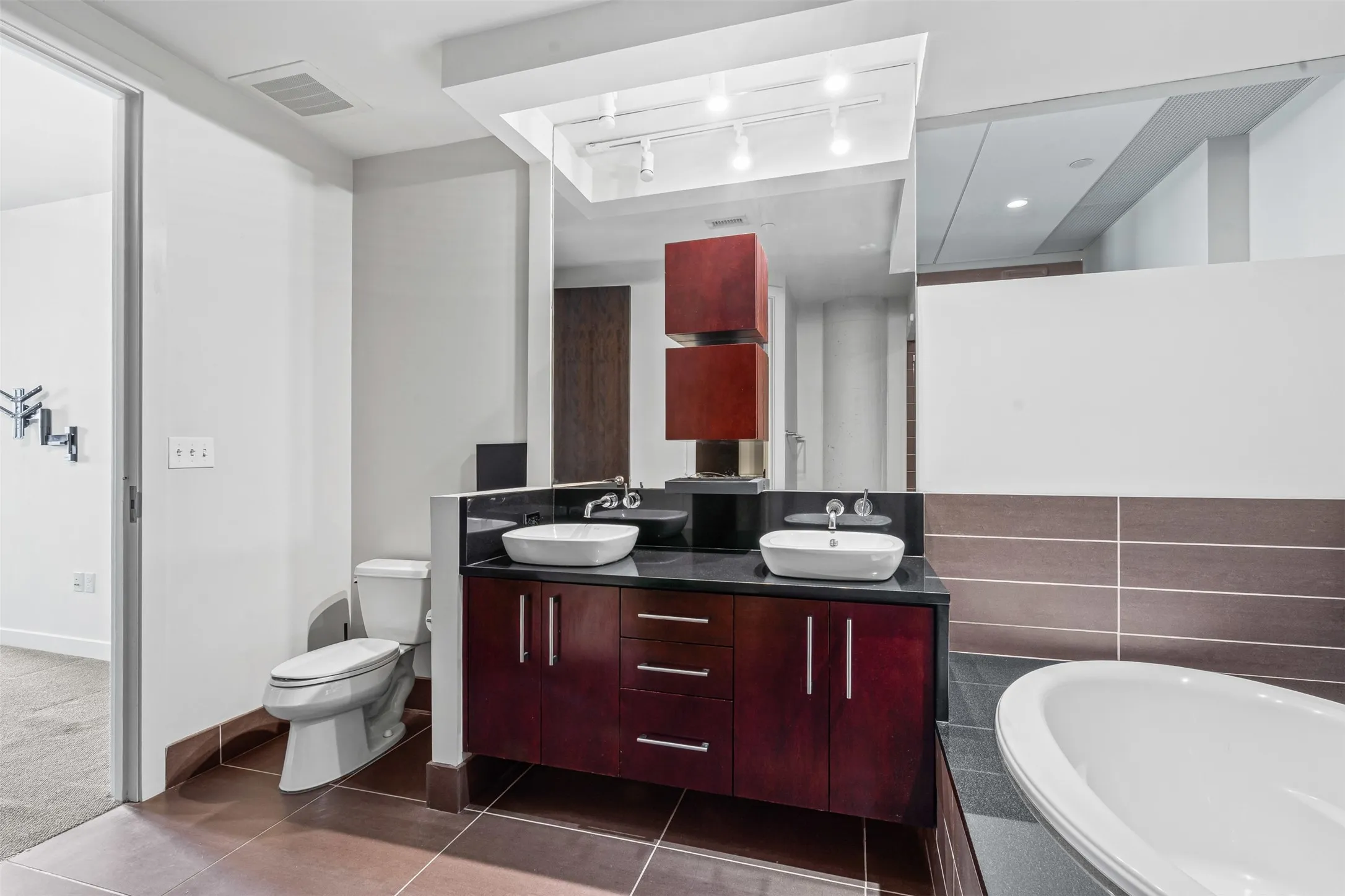 Condominium For Sale in Tarrant County , 2600 W 7th Street 1535, Fort Worth, Texas 76107, 1 Bedroom, 1 Bathroom, 1 Garage spaces, 946 Sqft, built in 1928, mls#21410774, Real Estate Agent in Fort Worth, Homes For Sale in Tarrant county, Homes For Sale in Fort Worth, Realtor in Fort Worth Texas, Real Estate Brokerage Independent Realty Texas, Luminita Cordes Realtor