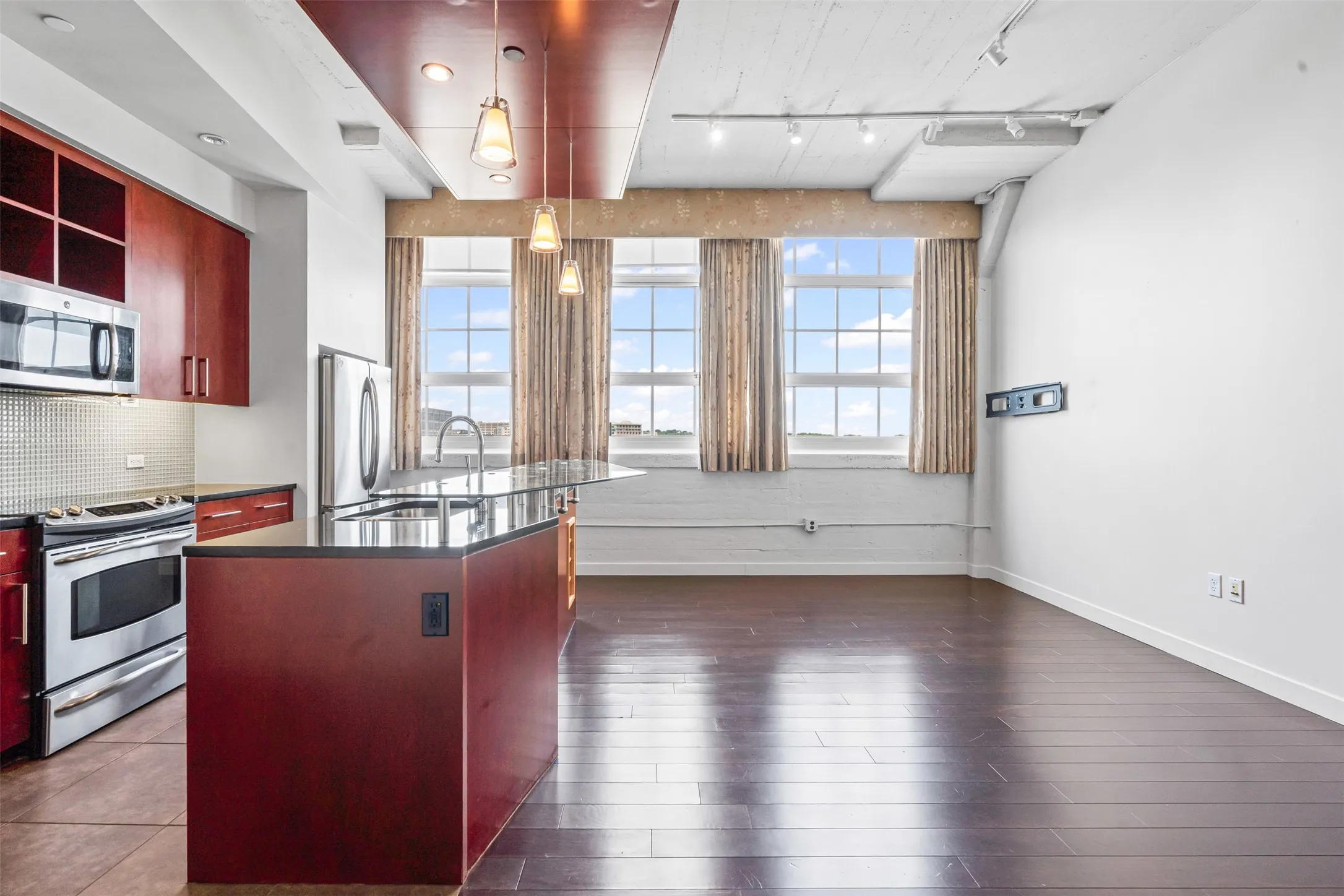 Condominium For Sale in Tarrant County , 2600 W 7th Street 1535, Fort Worth, Texas 76107, 1 Bedroom, 1 Bathroom, 1 Garage spaces, 946 Sqft, built in 1928, mls#21410774, Real Estate Agent in Fort Worth, Homes For Sale in Tarrant county, Homes For Sale in Fort Worth, Realtor in Fort Worth Texas, Real Estate Brokerage Independent Realty Texas, Luminita Cordes Realtor
