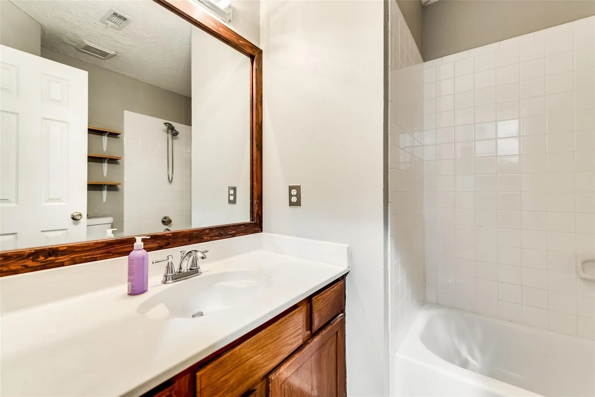 Single Family Residence For Rent in Dallas County , 7409 Gillon Drive, Rowlett, Texas 75089, 3 Bedroom, 2 Bathroom, 2 Garage spaces, 1,493 Sqft, built in 1993, mls#21409654, Real Estate Agent in Rowlett, Homes For Rent in Dallas county, Homes For Rent in Rowlett, Realtor in Rowlett Texas, Real Estate Brokerage Independent Realty Texas, Luminita Cordes Realtor