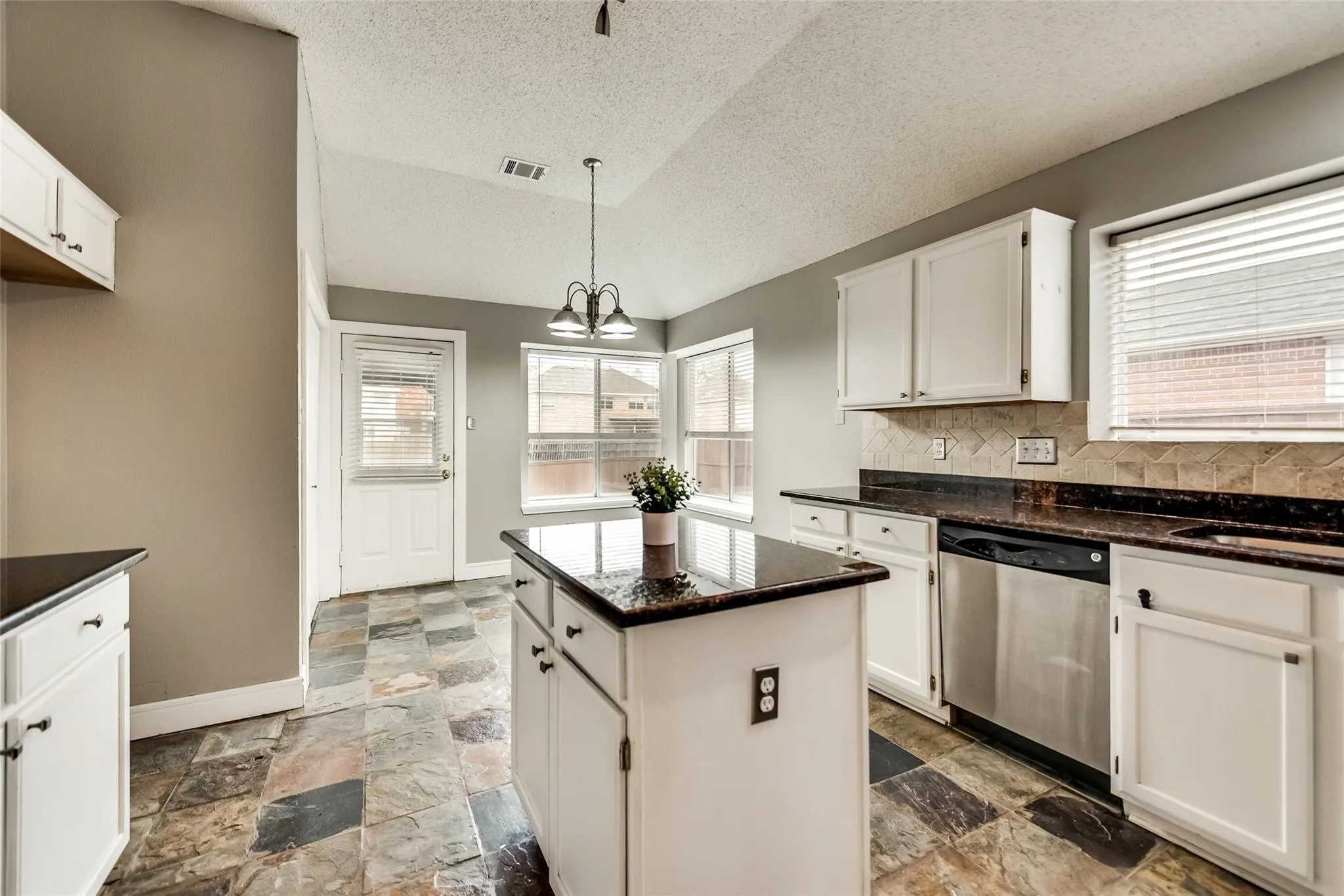 Single Family Residence For Rent in Dallas County , 7409 Gillon Drive, Rowlett, Texas 75089, 3 Bedroom, 2 Bathroom, 2 Garage spaces, 1,493 Sqft, built in 1993, mls#21409654, Real Estate Agent in Rowlett, Homes For Rent in Dallas county, Homes For Rent in Rowlett, Realtor in Rowlett Texas, Real Estate Brokerage Independent Realty Texas, Luminita Cordes Realtor