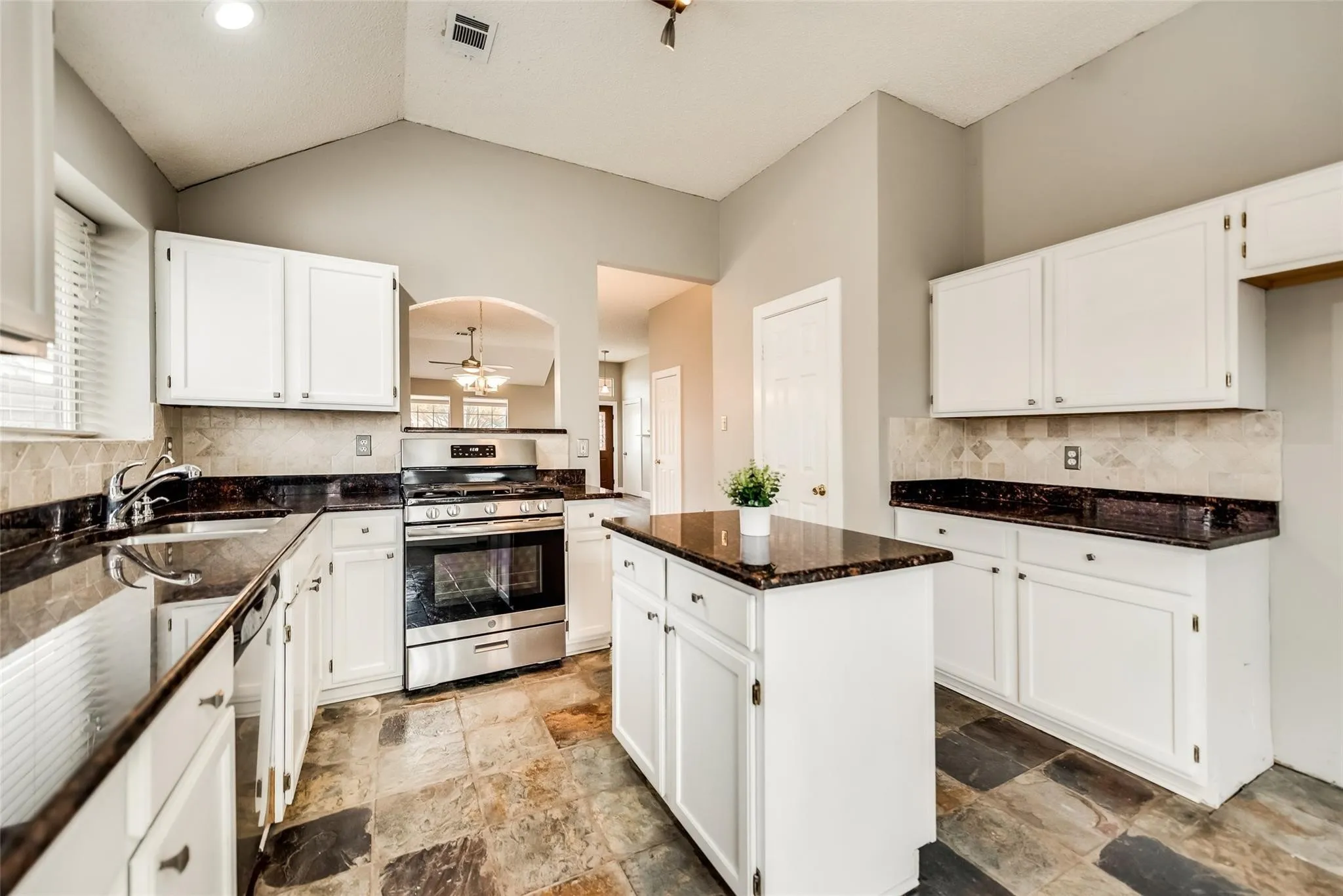 Single Family Residence For Rent in Dallas County , 7409 Gillon Drive, Rowlett, Texas 75089, 3 Bedroom, 2 Bathroom, 2 Garage spaces, 1,493 Sqft, built in 1993, mls#21409654, Real Estate Agent in Rowlett, Homes For Rent in Dallas county, Homes For Rent in Rowlett, Realtor in Rowlett Texas, Real Estate Brokerage Independent Realty Texas, Luminita Cordes Realtor