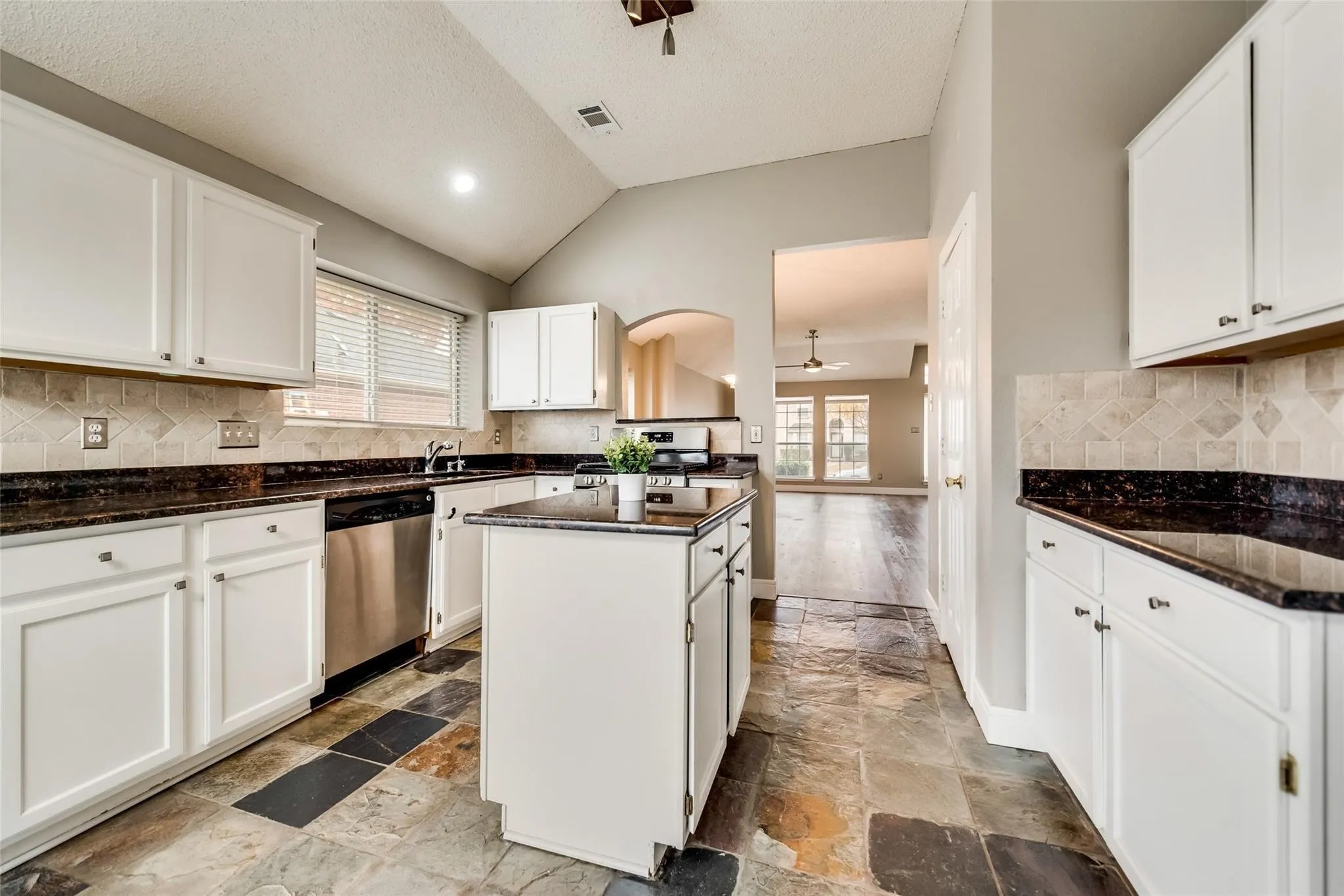 Single Family Residence For Rent in Dallas County , 7409 Gillon Drive, Rowlett, Texas 75089, 3 Bedroom, 2 Bathroom, 2 Garage spaces, 1,493 Sqft, built in 1993, mls#21409654, Real Estate Agent in Rowlett, Homes For Rent in Dallas county, Homes For Rent in Rowlett, Realtor in Rowlett Texas, Real Estate Brokerage Independent Realty Texas, Luminita Cordes Realtor