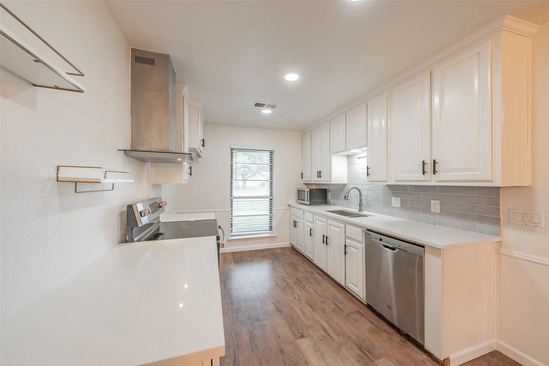 Single Family Residence For Sale in Tarrant County , 6704 Greenacres Drive, North Richland Hills, Texas 76182, 3 Bedroom, 2 Bathroom, 2 Garage spaces, 1,647 Sqft, built in 1978, mls#21410616, Real Estate Agent in North Richland Hills, Homes For Sale in Tarrant county, Homes For Sale in North Richland Hills, Realtor in North Richland Hills Texas, Real Estate Brokerage Independent Realty Texas, Luminita Cordes Realtor