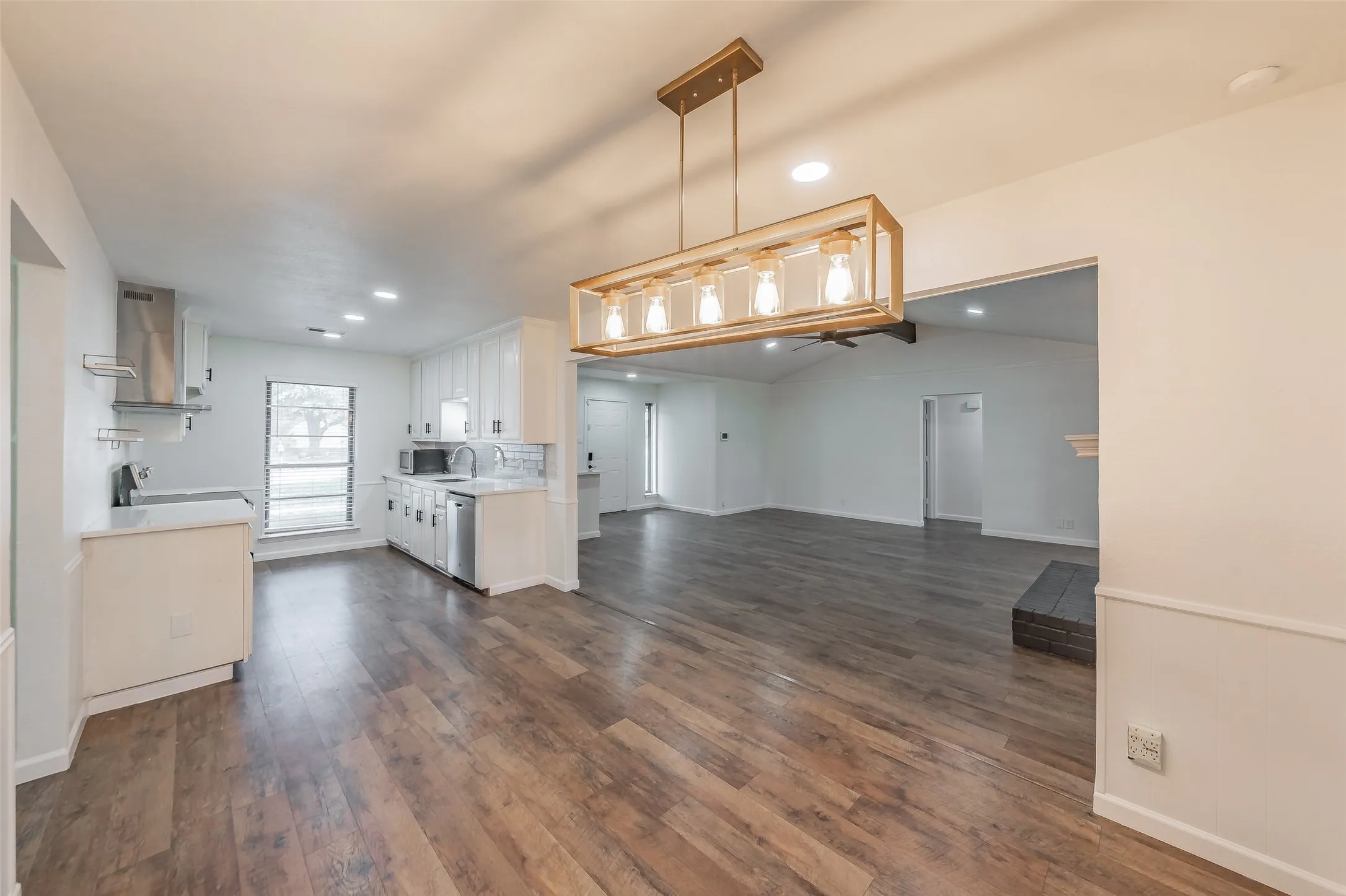Single Family Residence For Sale in Tarrant County , 6704 Greenacres Drive, North Richland Hills, Texas 76182, 3 Bedroom, 2 Bathroom, 2 Garage spaces, 1,647 Sqft, built in 1978, mls#21410616, Real Estate Agent in North Richland Hills, Homes For Sale in Tarrant county, Homes For Sale in North Richland Hills, Realtor in North Richland Hills Texas, Real Estate Brokerage Independent Realty Texas, Luminita Cordes Realtor