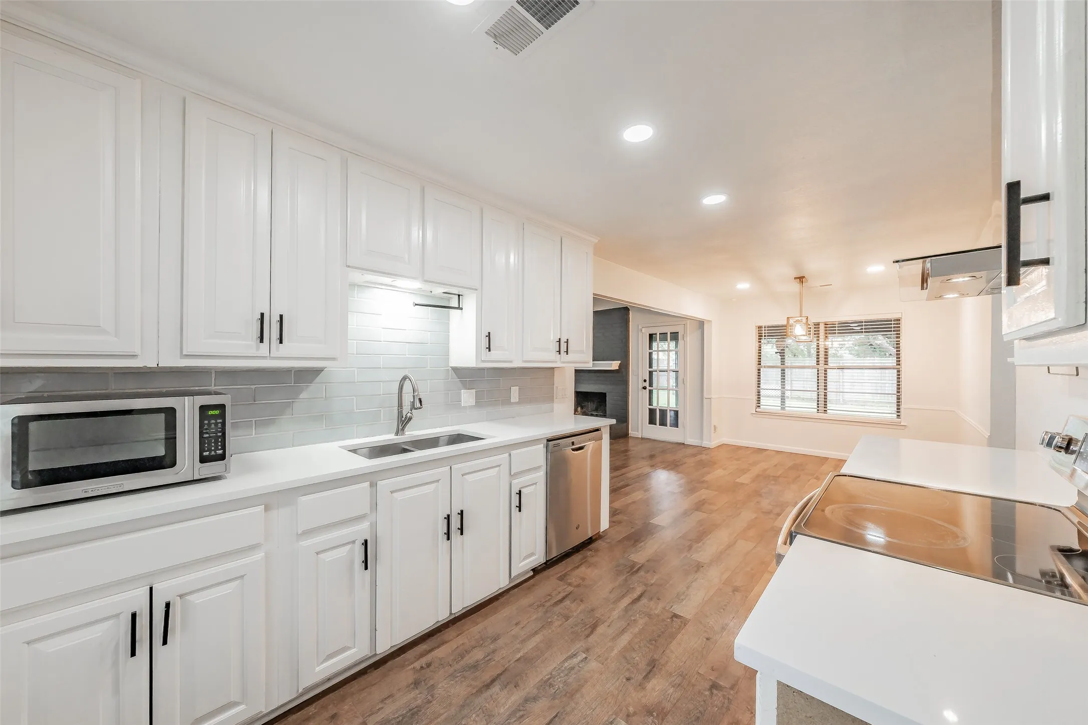 Single Family Residence For Sale in Tarrant County , 6704 Greenacres Drive, North Richland Hills, Texas 76182, 3 Bedroom, 2 Bathroom, 2 Garage spaces, 1,647 Sqft, built in 1978, mls#21410616, Real Estate Agent in North Richland Hills, Homes For Sale in Tarrant county, Homes For Sale in North Richland Hills, Realtor in North Richland Hills Texas, Real Estate Brokerage Independent Realty Texas, Luminita Cordes Realtor