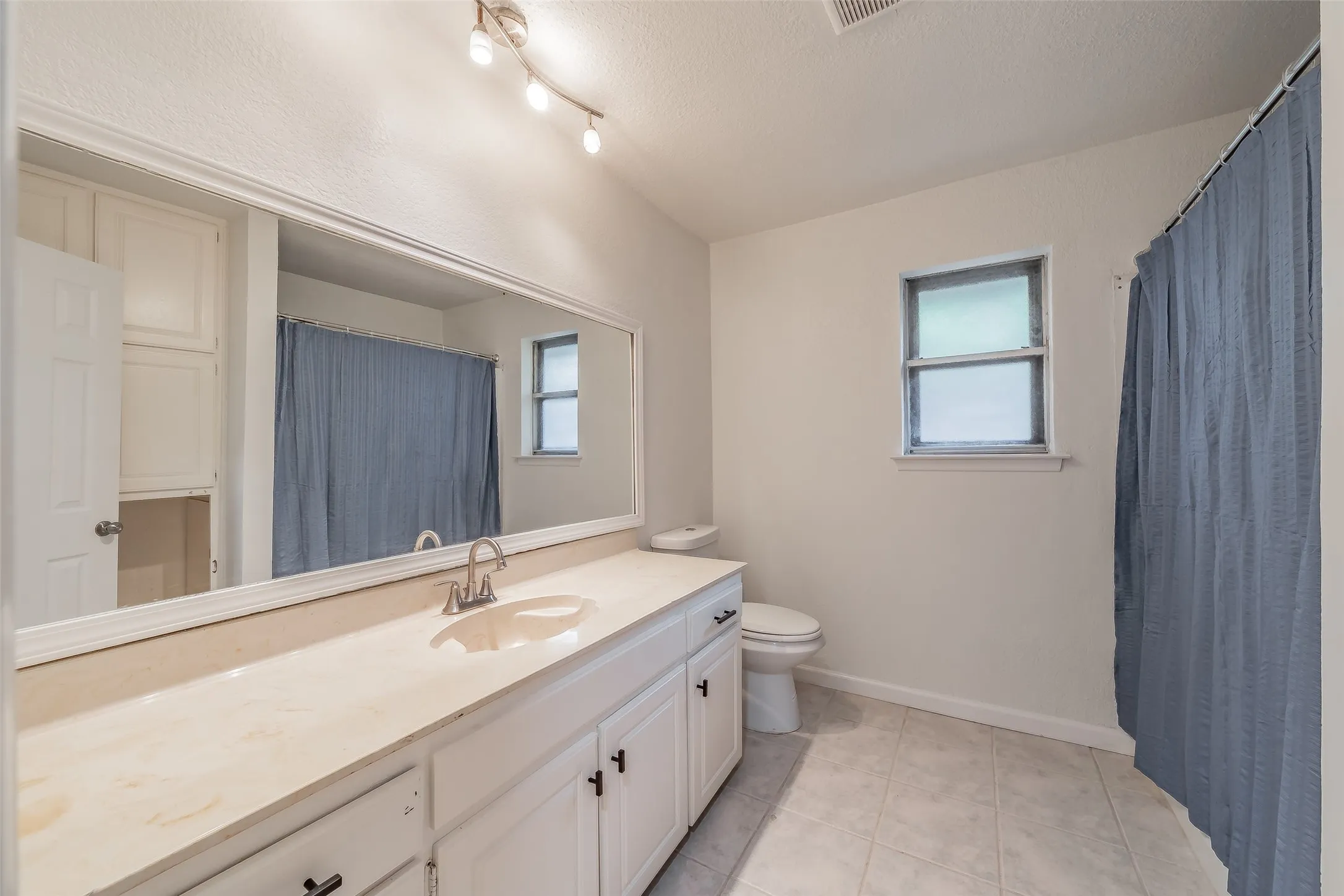 Single Family Residence For Sale in Tarrant County , 6704 Greenacres Drive, North Richland Hills, Texas 76182, 3 Bedroom, 2 Bathroom, 2 Garage spaces, 1,647 Sqft, built in 1978, mls#21410616, Real Estate Agent in North Richland Hills, Homes For Sale in Tarrant county, Homes For Sale in North Richland Hills, Realtor in North Richland Hills Texas, Real Estate Brokerage Independent Realty Texas, Luminita Cordes Realtor