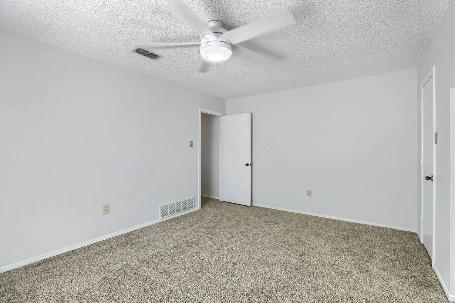 Single Family Residence For Sale in Tarrant County , 6604 Brookdale Drive, Watauga, Texas 76148, 3 Bedroom, 2 Bathroom, 2 Garage spaces, 1,364 Sqft, built in 1978, mls#21410784, Real Estate Agent in Watauga, Homes For Sale in Tarrant county, Homes For Sale in Watauga, Realtor in Watauga Texas, Real Estate Brokerage Independent Realty Texas, Luminita Cordes Realtor