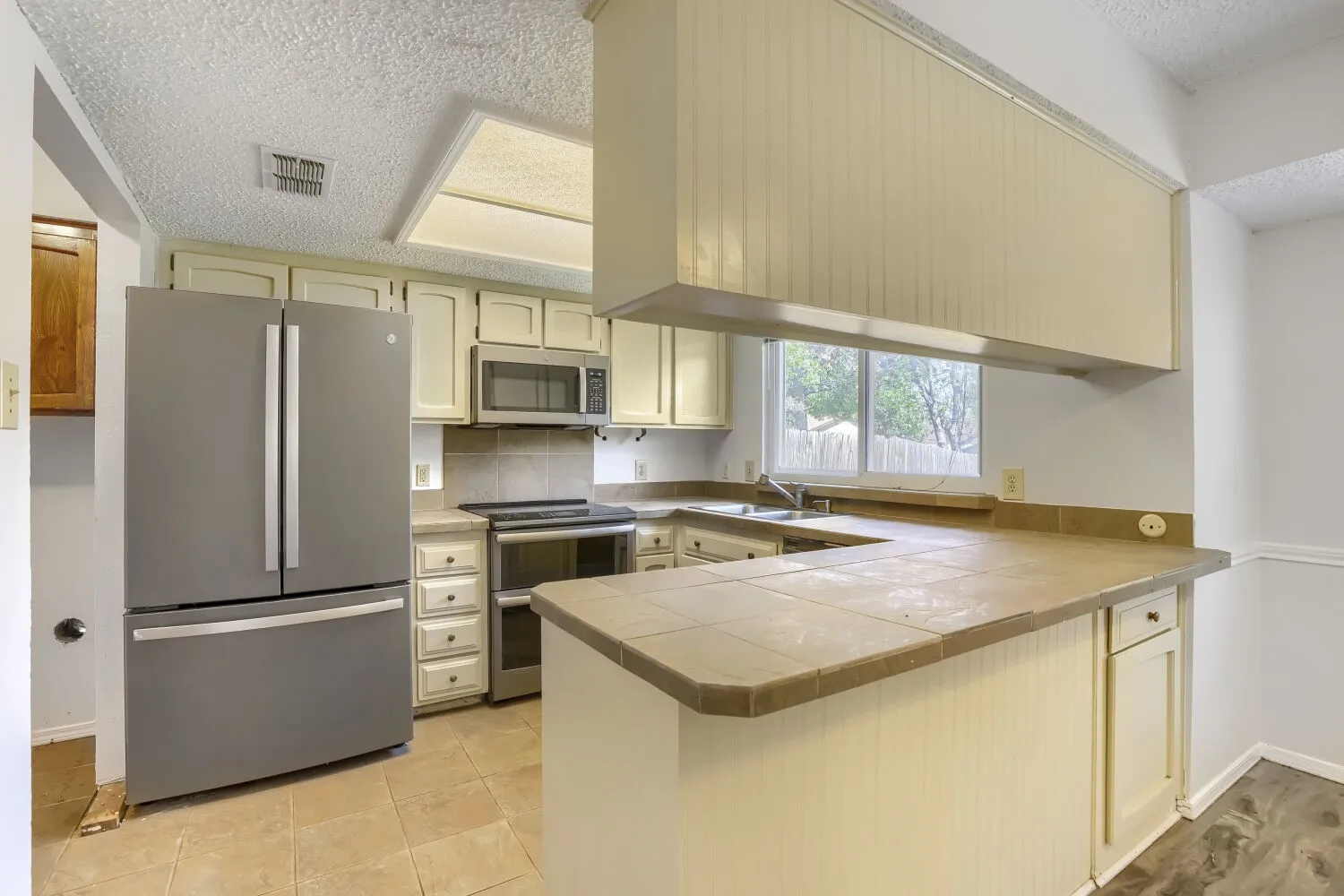 Single Family Residence For Sale in Tarrant County , 6604 Brookdale Drive, Watauga, Texas 76148, 3 Bedroom, 2 Bathroom, 2 Garage spaces, 1,364 Sqft, built in 1978, mls#21410784, Real Estate Agent in Watauga, Homes For Sale in Tarrant county, Homes For Sale in Watauga, Realtor in Watauga Texas, Real Estate Brokerage Independent Realty Texas, Luminita Cordes Realtor