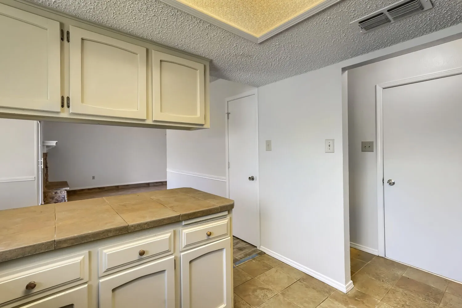 Single Family Residence For Sale in Tarrant County , 6604 Brookdale Drive, Watauga, Texas 76148, 3 Bedroom, 2 Bathroom, 2 Garage spaces, 1,364 Sqft, built in 1978, mls#21410784, Real Estate Agent in Watauga, Homes For Sale in Tarrant county, Homes For Sale in Watauga, Realtor in Watauga Texas, Real Estate Brokerage Independent Realty Texas, Luminita Cordes Realtor