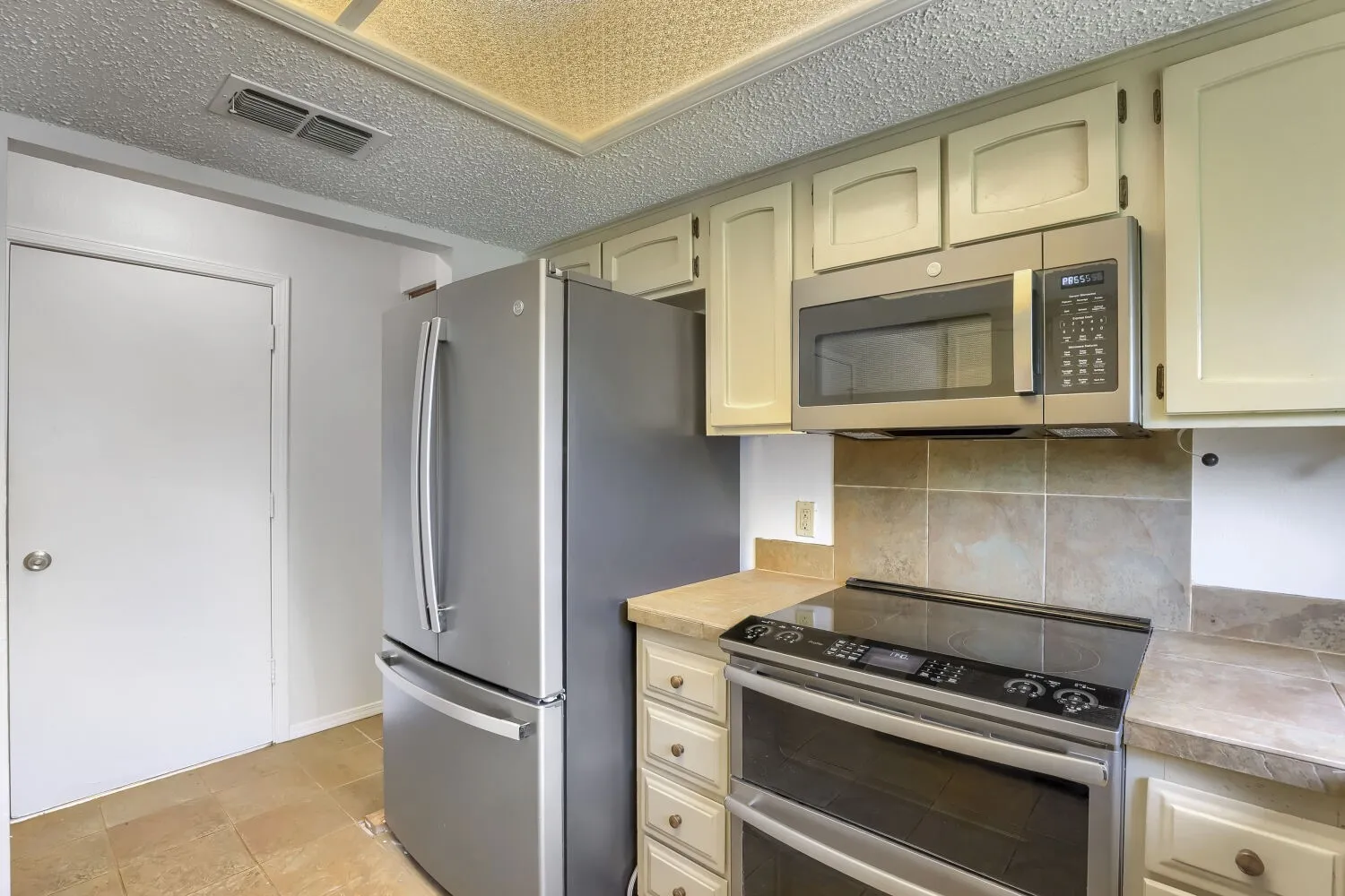 Single Family Residence For Sale in Tarrant County , 6604 Brookdale Drive, Watauga, Texas 76148, 3 Bedroom, 2 Bathroom, 2 Garage spaces, 1,364 Sqft, built in 1978, mls#21410784, Real Estate Agent in Watauga, Homes For Sale in Tarrant county, Homes For Sale in Watauga, Realtor in Watauga Texas, Real Estate Brokerage Independent Realty Texas, Luminita Cordes Realtor