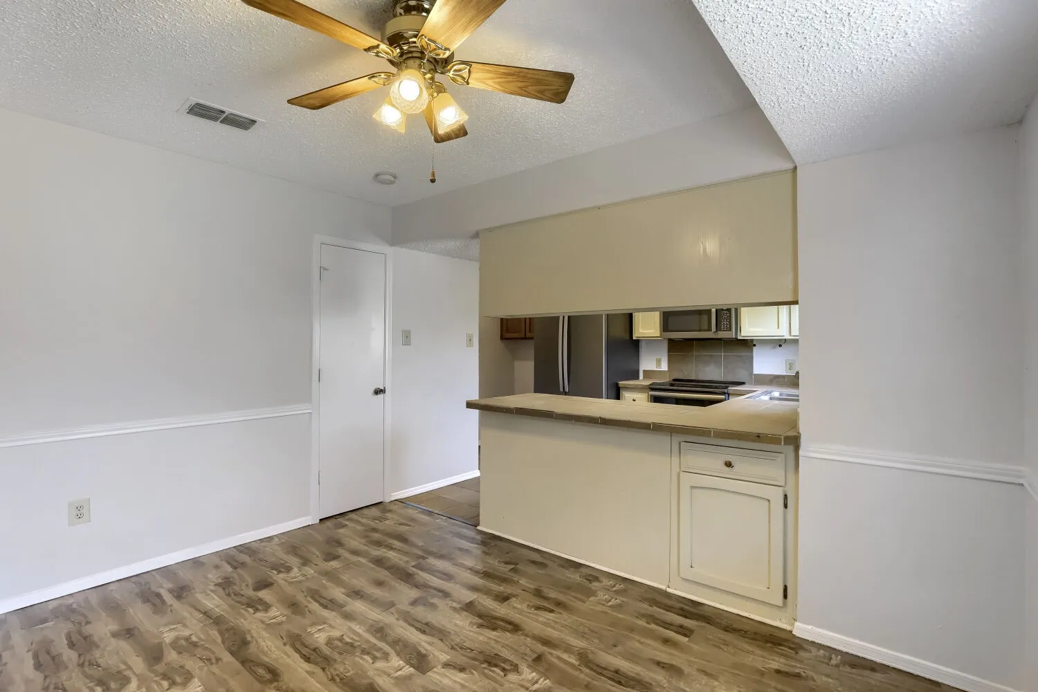 Single Family Residence For Sale in Tarrant County , 6604 Brookdale Drive, Watauga, Texas 76148, 3 Bedroom, 2 Bathroom, 2 Garage spaces, 1,364 Sqft, built in 1978, mls#21410784, Real Estate Agent in Watauga, Homes For Sale in Tarrant county, Homes For Sale in Watauga, Realtor in Watauga Texas, Real Estate Brokerage Independent Realty Texas, Luminita Cordes Realtor