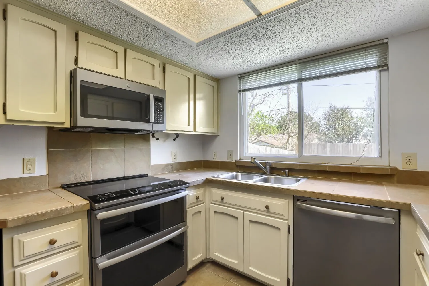 Single Family Residence For Sale in Tarrant County , 6604 Brookdale Drive, Watauga, Texas 76148, 3 Bedroom, 2 Bathroom, 2 Garage spaces, 1,364 Sqft, built in 1978, mls#21410784, Real Estate Agent in Watauga, Homes For Sale in Tarrant county, Homes For Sale in Watauga, Realtor in Watauga Texas, Real Estate Brokerage Independent Realty Texas, Luminita Cordes Realtor