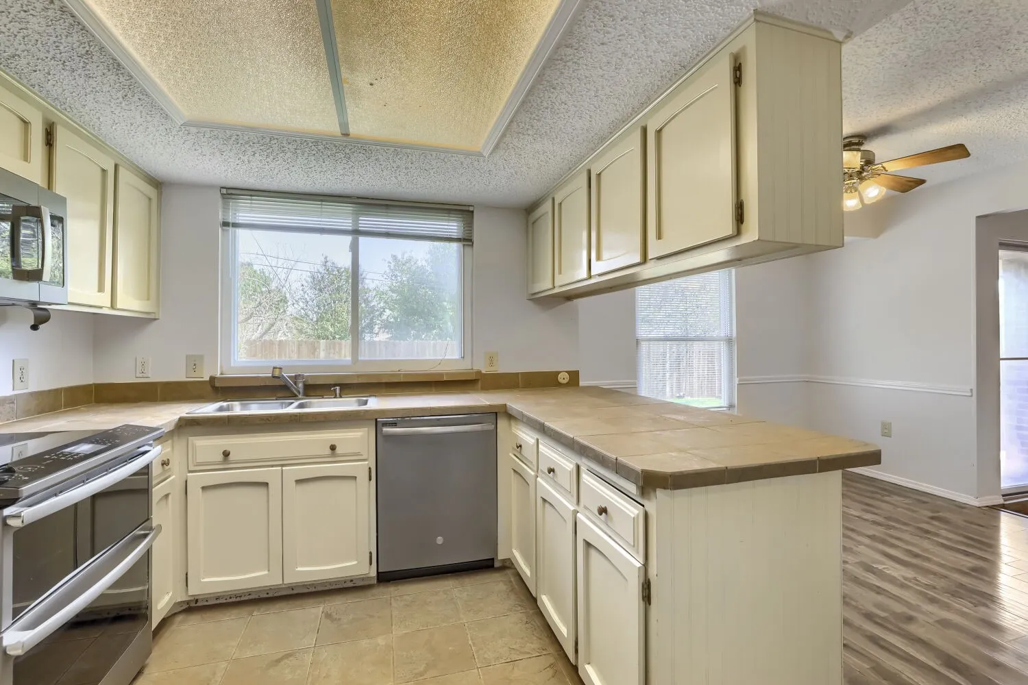 Single Family Residence For Sale in Tarrant County , 6604 Brookdale Drive, Watauga, Texas 76148, 3 Bedroom, 2 Bathroom, 2 Garage spaces, 1,364 Sqft, built in 1978, mls#21410784, Real Estate Agent in Watauga, Homes For Sale in Tarrant county, Homes For Sale in Watauga, Realtor in Watauga Texas, Real Estate Brokerage Independent Realty Texas, Luminita Cordes Realtor