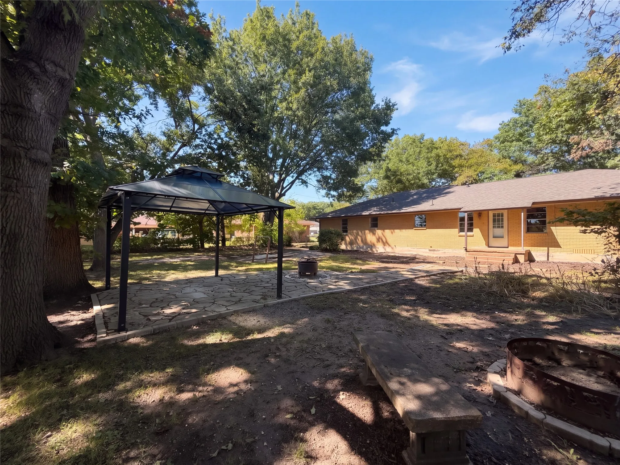 Single Family Residence For Sale in Grayson County , 415 W Fulton Street, Van Alstyne, Texas 75495, 3 Bedroom, 2 Bathroom, 2 Garage spaces, 1,820 Sqft, built in 1962, mls#21410890, Real Estate Agent in Van Alstyne, Homes For Sale in Grayson county, Homes For Sale in Van Alstyne, Realtor in Van Alstyne Texas, Real Estate Brokerage Independent Realty Texas, Luminita Cordes Realtor