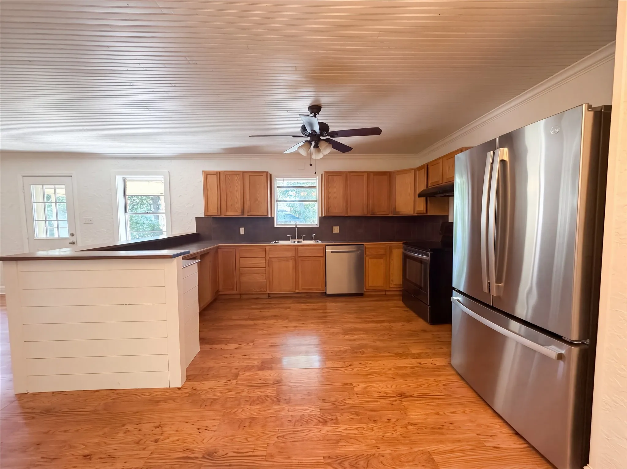 Single Family Residence For Sale in Grayson County , 415 W Fulton Street, Van Alstyne, Texas 75495, 3 Bedroom, 2 Bathroom, 2 Garage spaces, 1,820 Sqft, built in 1962, mls#21410890, Real Estate Agent in Van Alstyne, Homes For Sale in Grayson county, Homes For Sale in Van Alstyne, Realtor in Van Alstyne Texas, Real Estate Brokerage Independent Realty Texas, Luminita Cordes Realtor