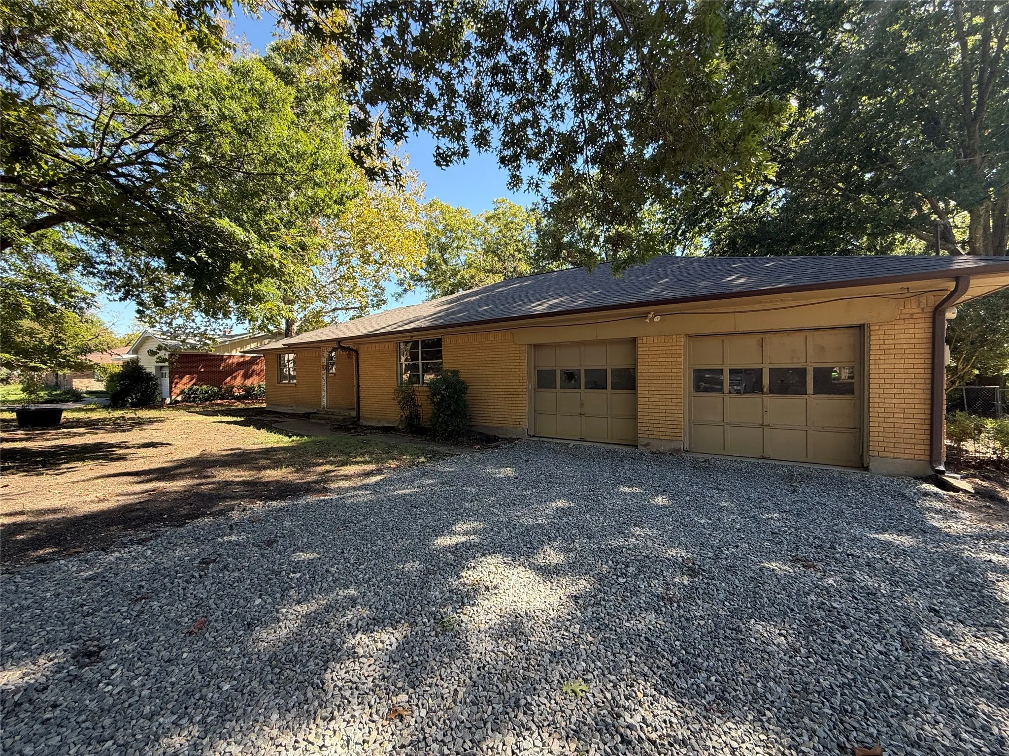 Single Family Residence For Sale in Grayson County , 415 W Fulton Street, Van Alstyne, Texas 75495, 3 Bedroom, 2 Bathroom, 2 Garage spaces, 1,820 Sqft, built in 1962, mls#21410890, Real Estate Agent in Van Alstyne, Homes For Sale in Grayson county, Homes For Sale in Van Alstyne, Realtor in Van Alstyne Texas, Real Estate Brokerage Independent Realty Texas, Luminita Cordes Realtor