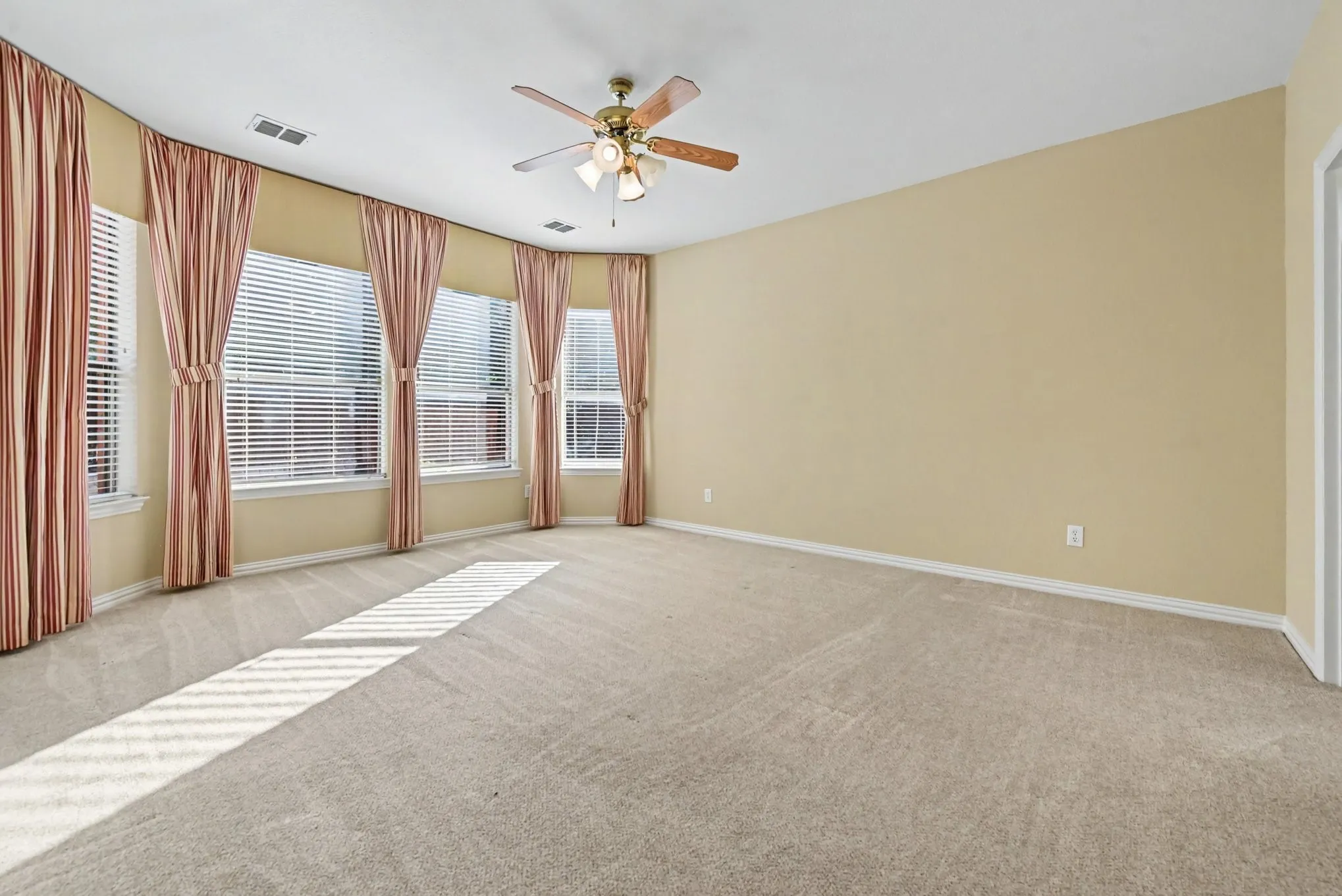 Single Family Residence For Sale in Collin County , 730 Pheasant Run Drive, Murphy, Texas 75094, 5 Bedroom, 4 Bathroom, 3 Garage spaces, 4,140 Sqft, built in 2004, mls#21410686, Real Estate Agent in Murphy, Homes For Sale in Collin county, Homes For Sale in Murphy, Realtor in Murphy Texas, Real Estate Brokerage Independent Realty Texas, Luminita Cordes Realtor