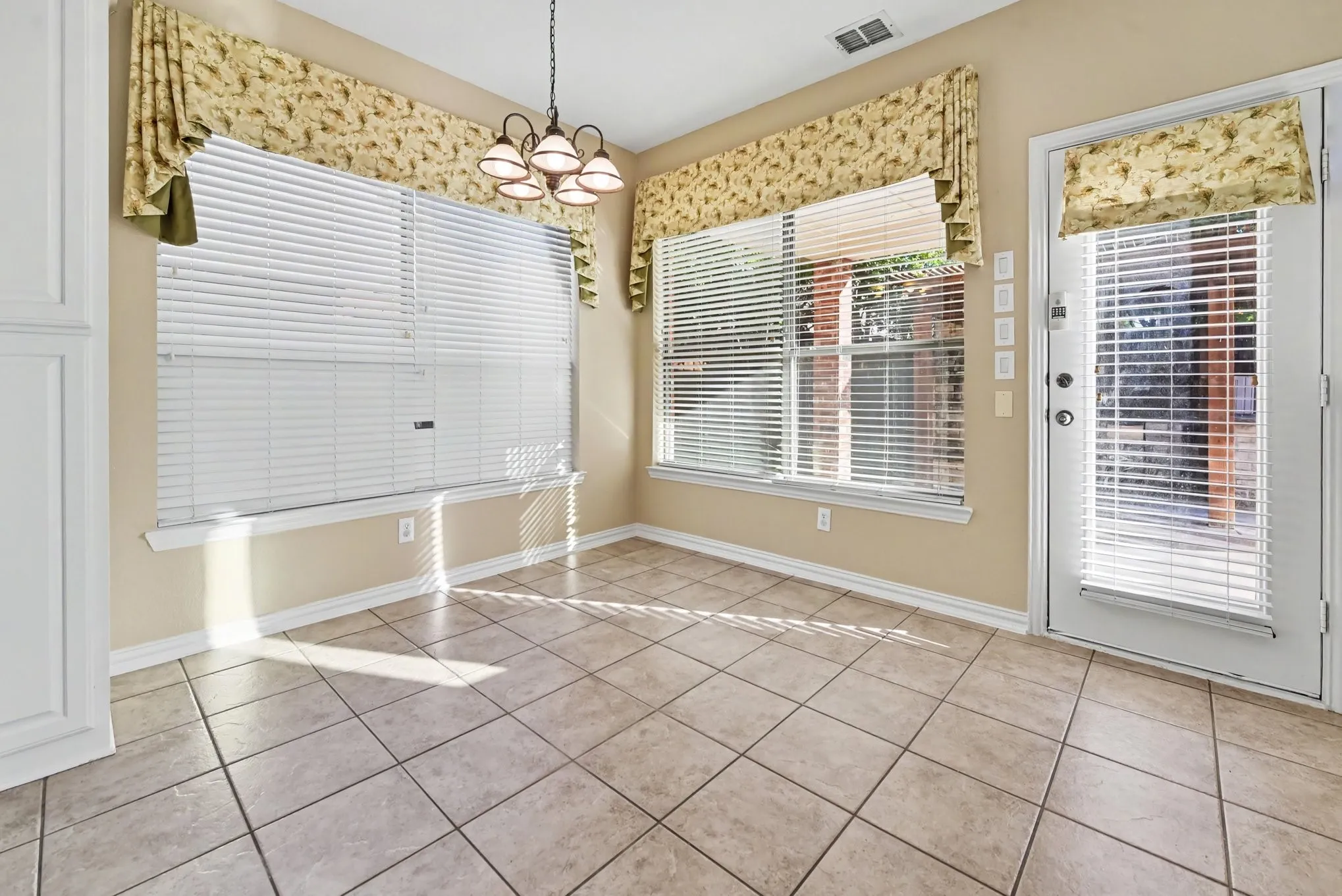 Single Family Residence For Sale in Collin County , 730 Pheasant Run Drive, Murphy, Texas 75094, 5 Bedroom, 4 Bathroom, 3 Garage spaces, 4,140 Sqft, built in 2004, mls#21410686, Real Estate Agent in Murphy, Homes For Sale in Collin county, Homes For Sale in Murphy, Realtor in Murphy Texas, Real Estate Brokerage Independent Realty Texas, Luminita Cordes Realtor