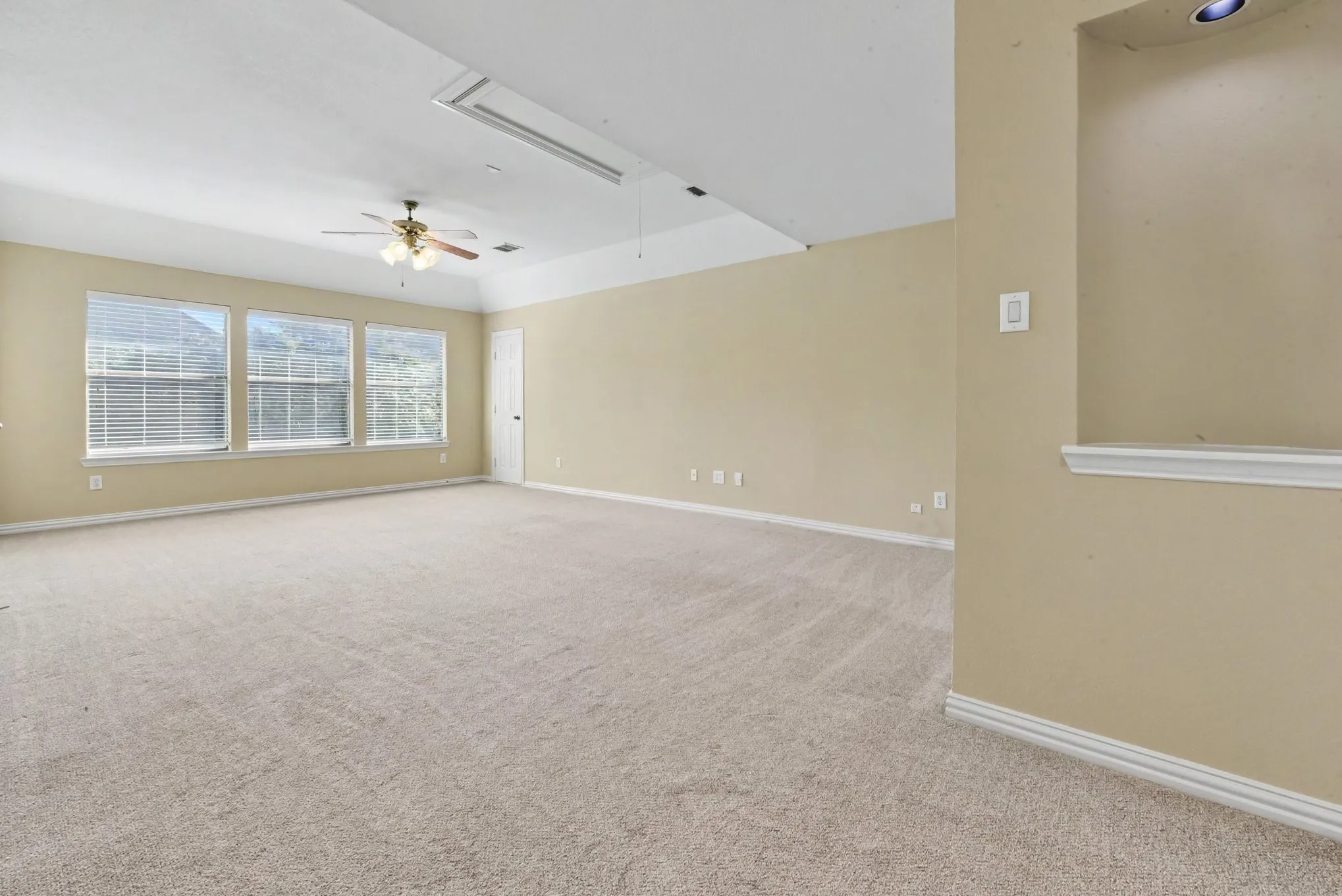 Single Family Residence For Sale in Collin County , 730 Pheasant Run Drive, Murphy, Texas 75094, 5 Bedroom, 4 Bathroom, 3 Garage spaces, 4,140 Sqft, built in 2004, mls#21410686, Real Estate Agent in Murphy, Homes For Sale in Collin county, Homes For Sale in Murphy, Realtor in Murphy Texas, Real Estate Brokerage Independent Realty Texas, Luminita Cordes Realtor