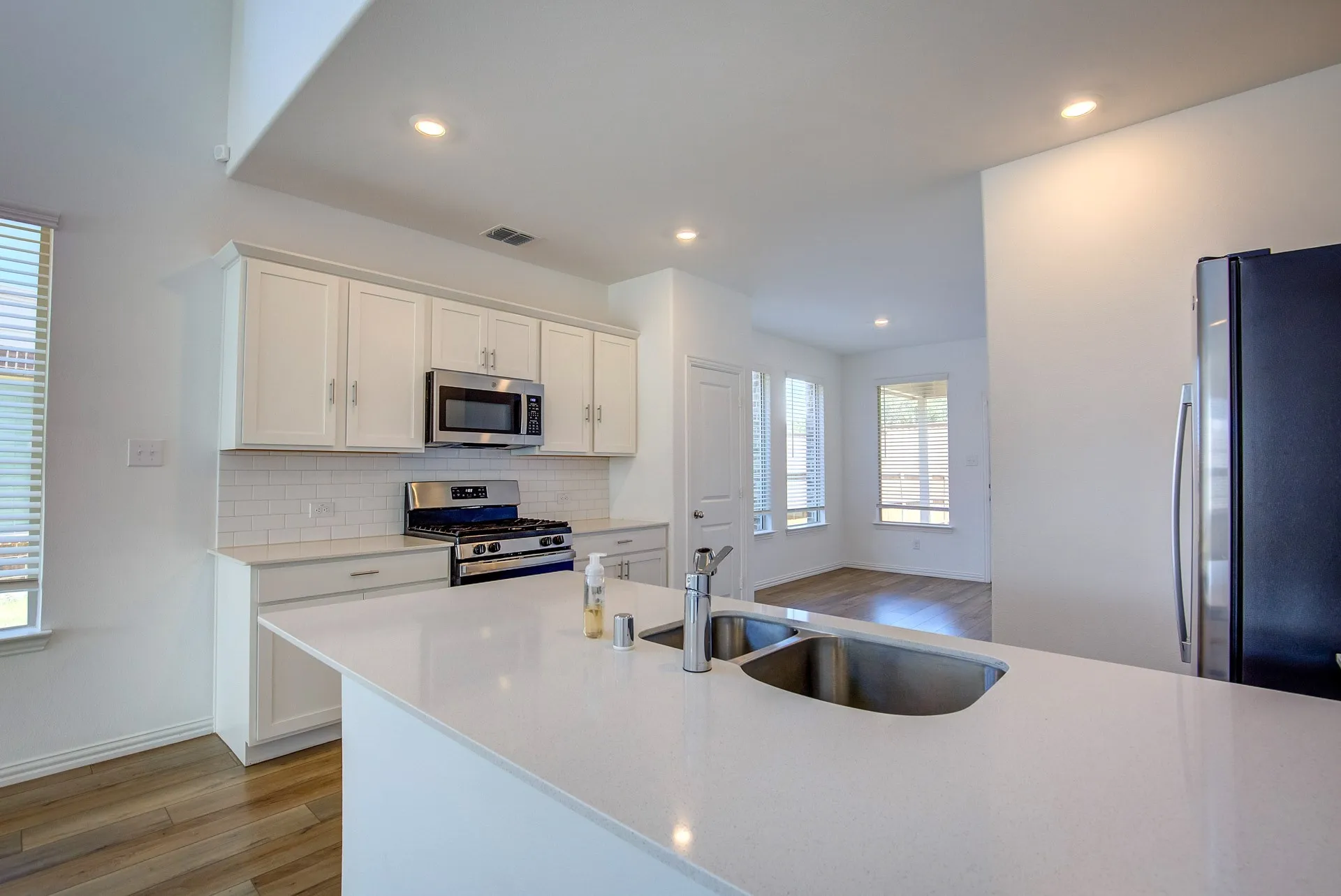 Single Family Residence For Rent in Tarrant County , 10013 Elkhorn Drive, Fort Worth, Texas 76179, 4 Bedroom, 3 Bathroom, 2 Garage spaces, 2,128 Sqft, built in 2023, mls#21411587, Real Estate Agent in Fort Worth, Homes For Rent in Tarrant county, Homes For Rent in Fort Worth, Realtor in Fort Worth Texas, Real Estate Brokerage Independent Realty Texas, Luminita Cordes Realtor