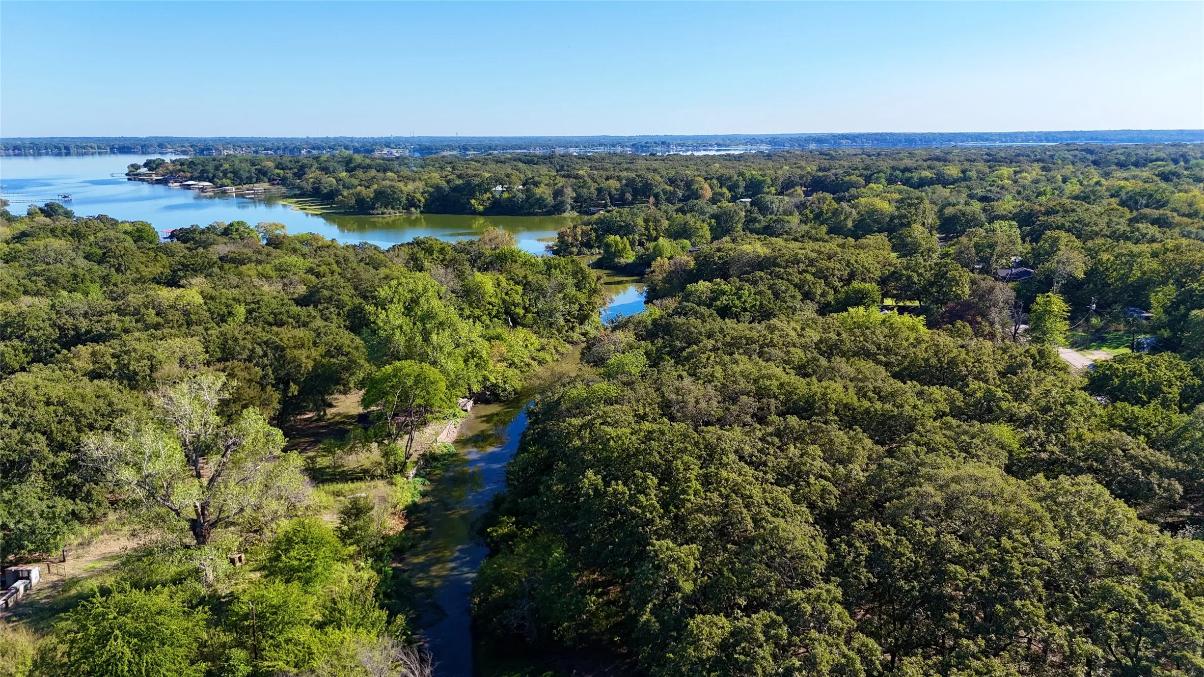 Single Family Residence For Sale in Hunt County , 9460 Amy Drive, Hawk Cove, Texas 75474, 1 Bedroom, 1 Bathroom, Garage spaces, 575 Sqft, built in 1974, mls#21407521, Real Estate Agent in Hawk Cove, Homes For Sale in Hunt county, Homes For Sale in Hawk Cove, Realtor in Hawk Cove Texas, Real Estate Brokerage Independent Realty Texas, Luminita Cordes Realtor