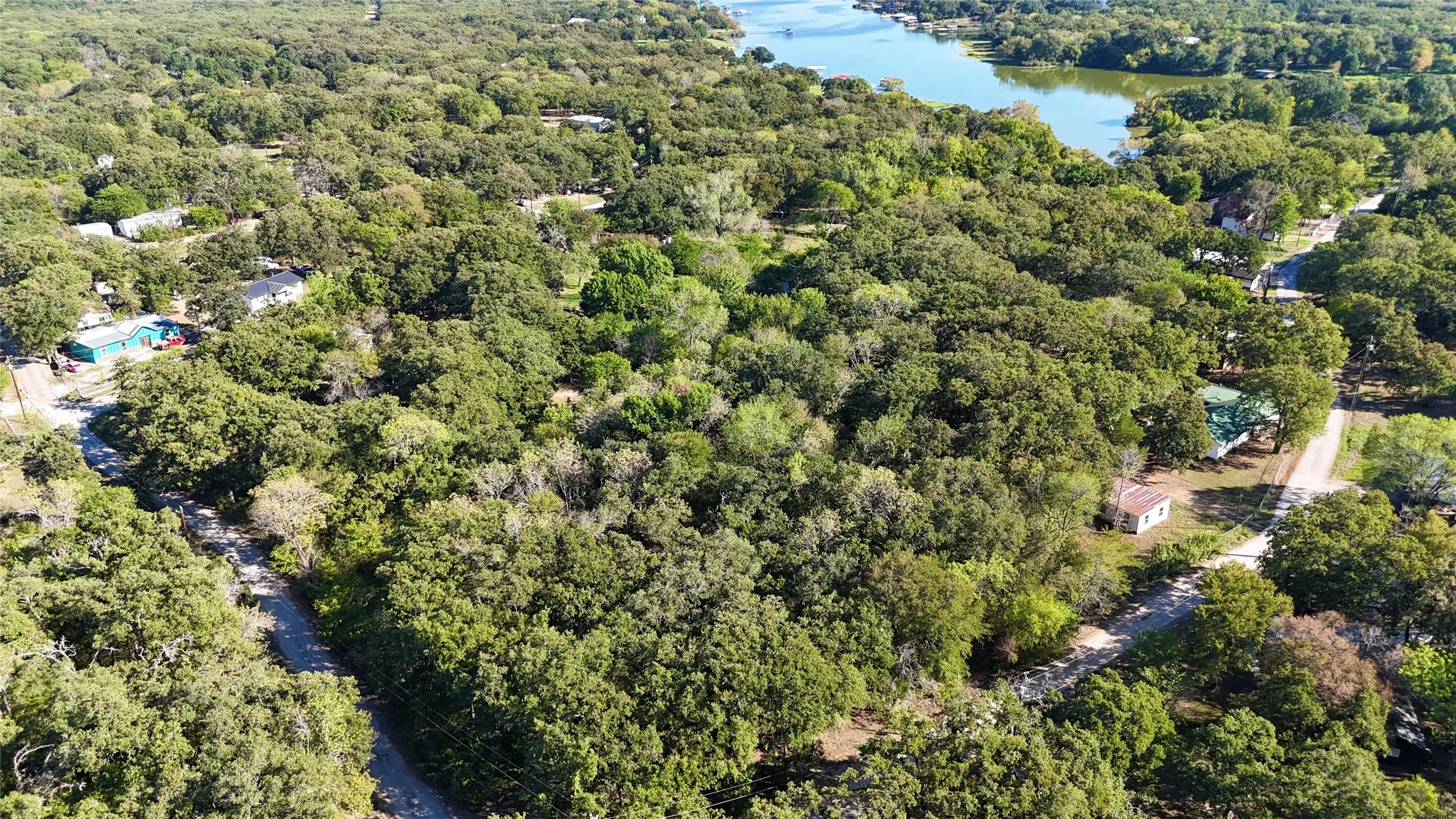 Single Family Residence For Sale in Hunt County , 9460 Amy Drive, Hawk Cove, Texas 75474, 1 Bedroom, 1 Bathroom, Garage spaces, 575 Sqft, built in 1974, mls#21407521, Real Estate Agent in Hawk Cove, Homes For Sale in Hunt county, Homes For Sale in Hawk Cove, Realtor in Hawk Cove Texas, Real Estate Brokerage Independent Realty Texas, Luminita Cordes Realtor