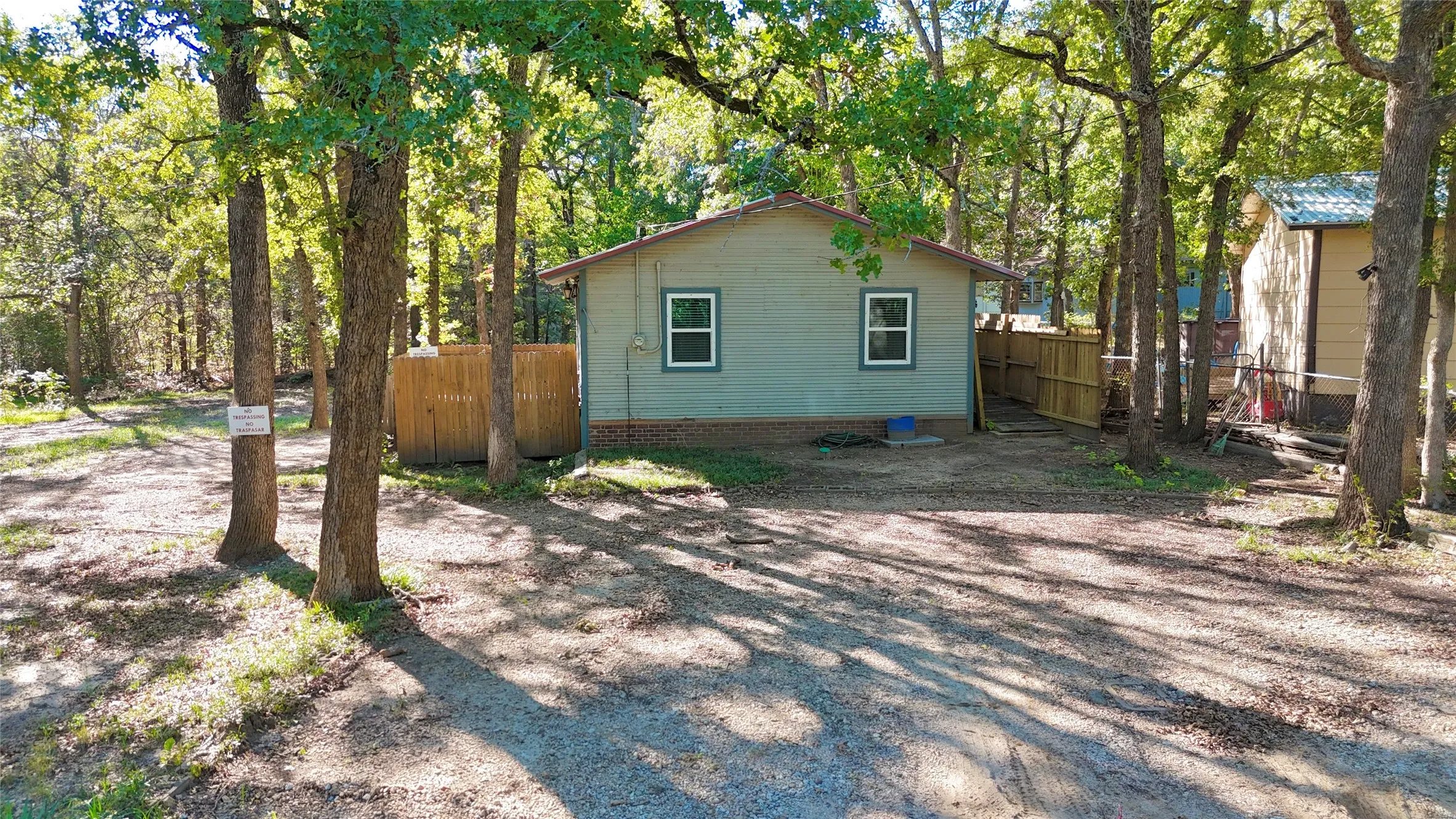 Single Family Residence For Sale in Hunt County , 9460 Amy Drive, Hawk Cove, Texas 75474, 1 Bedroom, 1 Bathroom, Garage spaces, 575 Sqft, built in 1974, mls#21407521, Real Estate Agent in Hawk Cove, Homes For Sale in Hunt county, Homes For Sale in Hawk Cove, Realtor in Hawk Cove Texas, Real Estate Brokerage Independent Realty Texas, Luminita Cordes Realtor