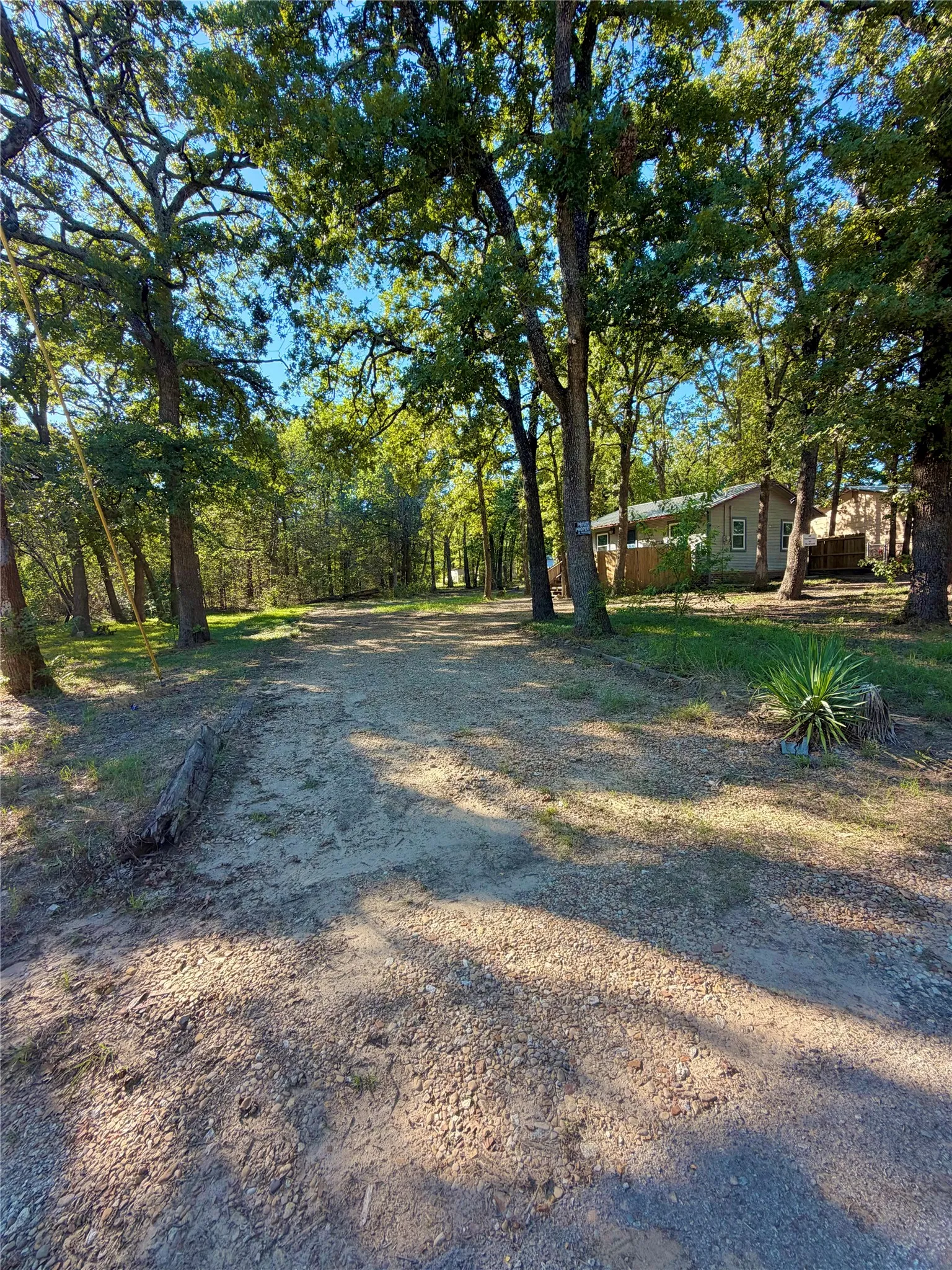 Single Family Residence For Sale in Hunt County , 9460 Amy Drive, Hawk Cove, Texas 75474, 1 Bedroom, 1 Bathroom, Garage spaces, 575 Sqft, built in 1974, mls#21407521, Real Estate Agent in Hawk Cove, Homes For Sale in Hunt county, Homes For Sale in Hawk Cove, Realtor in Hawk Cove Texas, Real Estate Brokerage Independent Realty Texas, Luminita Cordes Realtor