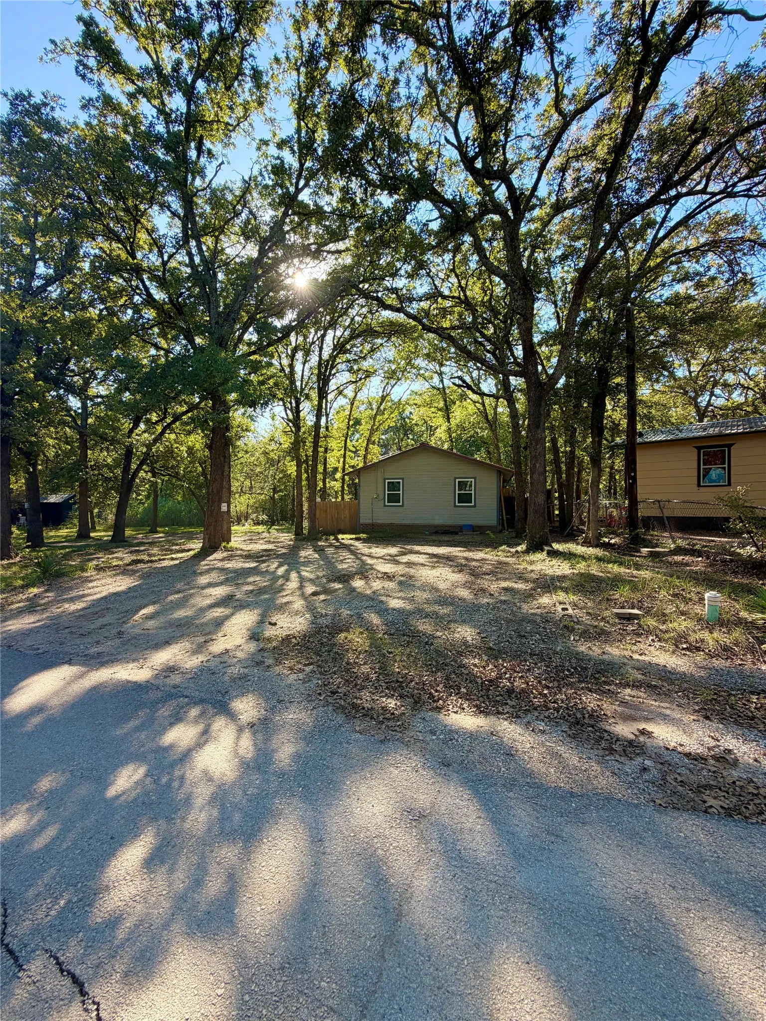 Single Family Residence For Sale in Hunt County , 9460 Amy Drive, Hawk Cove, Texas 75474, 1 Bedroom, 1 Bathroom, Garage spaces, 575 Sqft, built in 1974, mls#21407521, Real Estate Agent in Hawk Cove, Homes For Sale in Hunt county, Homes For Sale in Hawk Cove, Realtor in Hawk Cove Texas, Real Estate Brokerage Independent Realty Texas, Luminita Cordes Realtor
