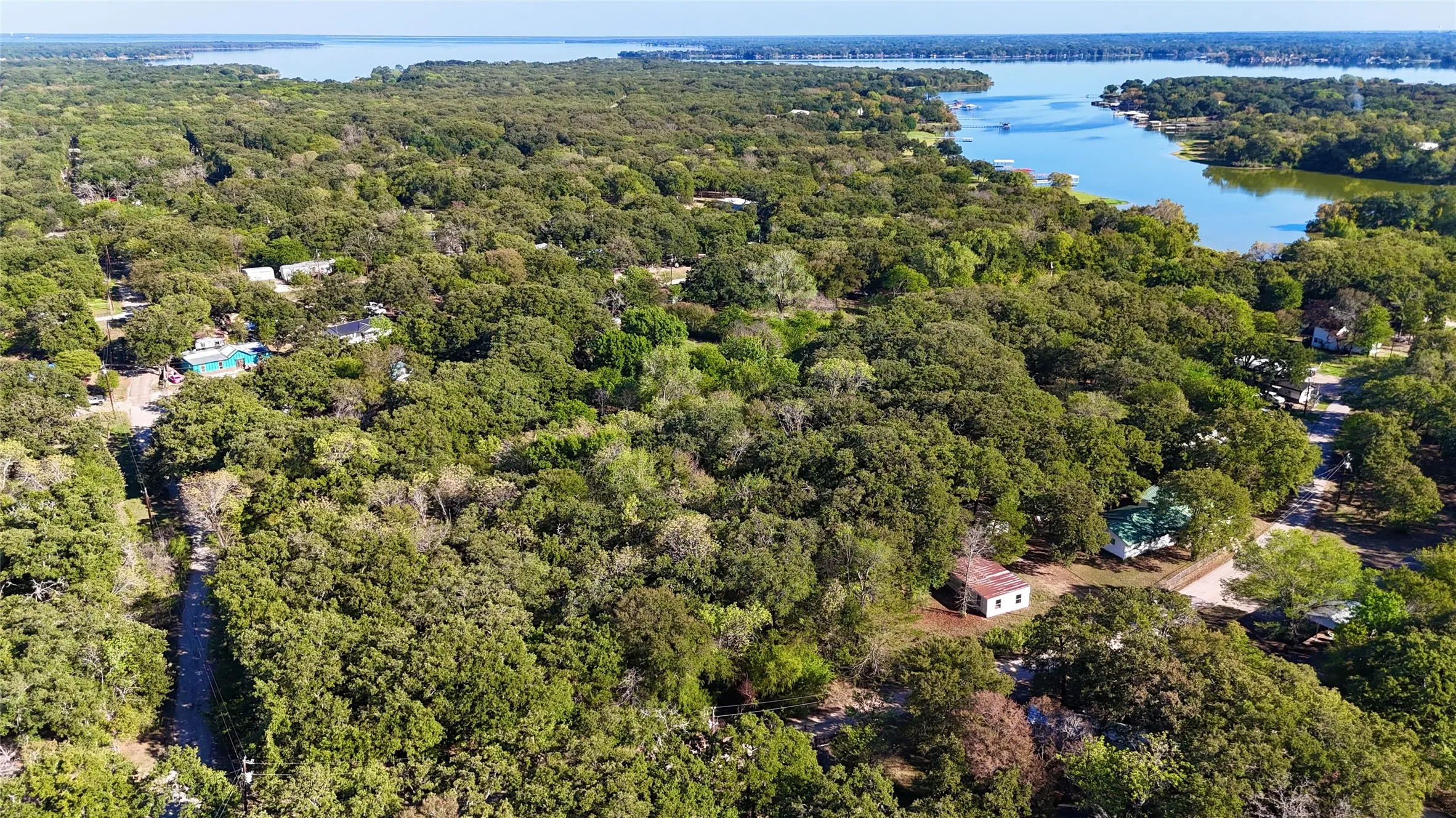 Single Family Residence For Sale in Hunt County , 9460 Amy Drive, Hawk Cove, Texas 75474, 1 Bedroom, 1 Bathroom, Garage spaces, 575 Sqft, built in 1974, mls#21407521, Real Estate Agent in Hawk Cove, Homes For Sale in Hunt county, Homes For Sale in Hawk Cove, Realtor in Hawk Cove Texas, Real Estate Brokerage Independent Realty Texas, Luminita Cordes Realtor