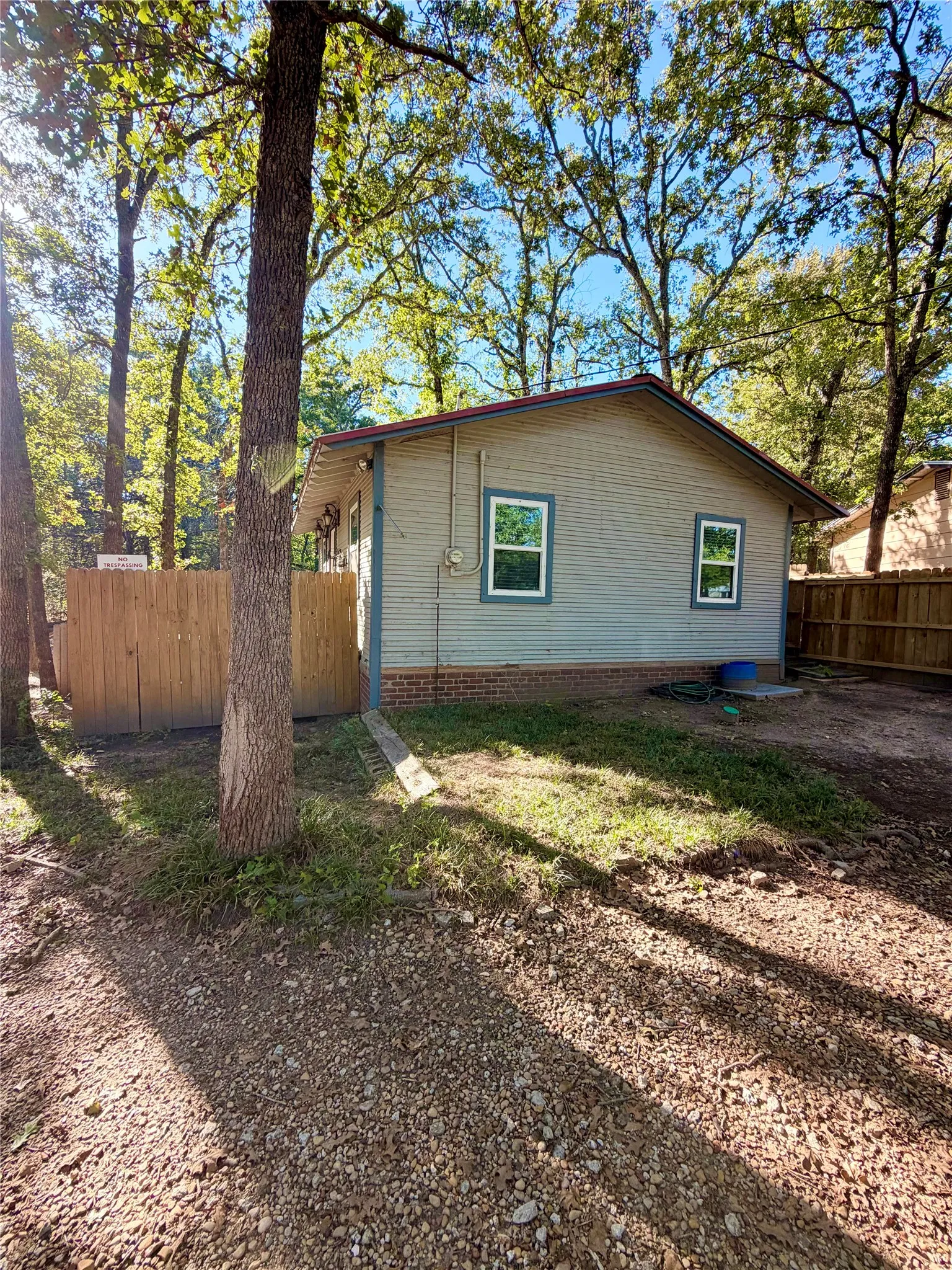 Single Family Residence For Sale in Hunt County , 9460 Amy Drive, Hawk Cove, Texas 75474, 1 Bedroom, 1 Bathroom, Garage spaces, 575 Sqft, built in 1974, mls#21407521, Real Estate Agent in Hawk Cove, Homes For Sale in Hunt county, Homes For Sale in Hawk Cove, Realtor in Hawk Cove Texas, Real Estate Brokerage Independent Realty Texas, Luminita Cordes Realtor