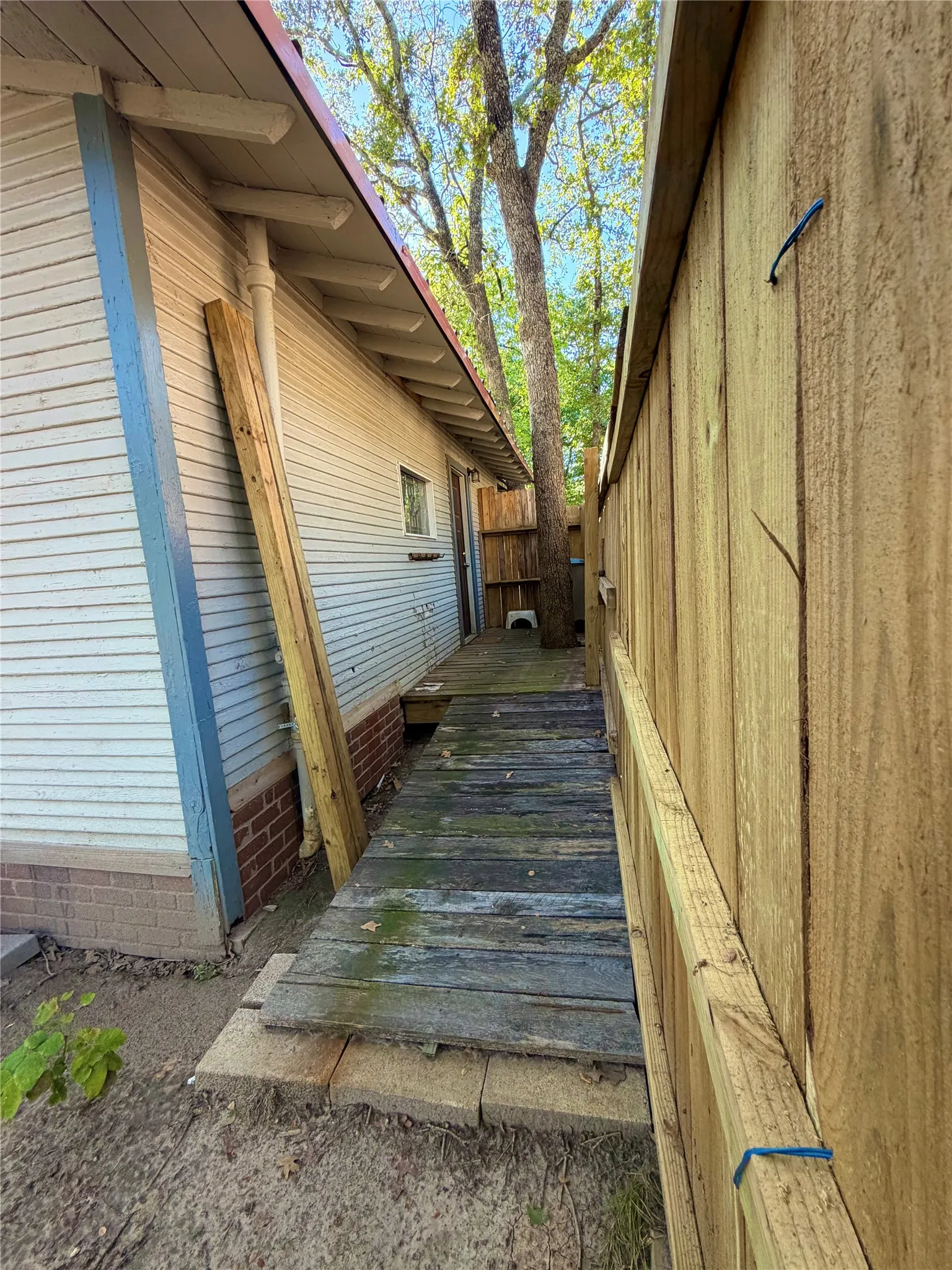 Single Family Residence For Sale in Hunt County , 9460 Amy Drive, Hawk Cove, Texas 75474, 1 Bedroom, 1 Bathroom, Garage spaces, 575 Sqft, built in 1974, mls#21407521, Real Estate Agent in Hawk Cove, Homes For Sale in Hunt county, Homes For Sale in Hawk Cove, Realtor in Hawk Cove Texas, Real Estate Brokerage Independent Realty Texas, Luminita Cordes Realtor